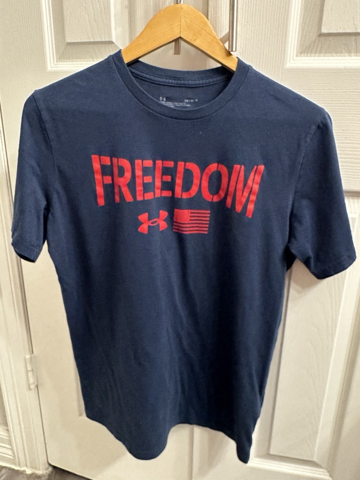 Under Armour Men’s Freedom Graphic T-Shirt Navy Blue Red Logo Loose Fit Size M