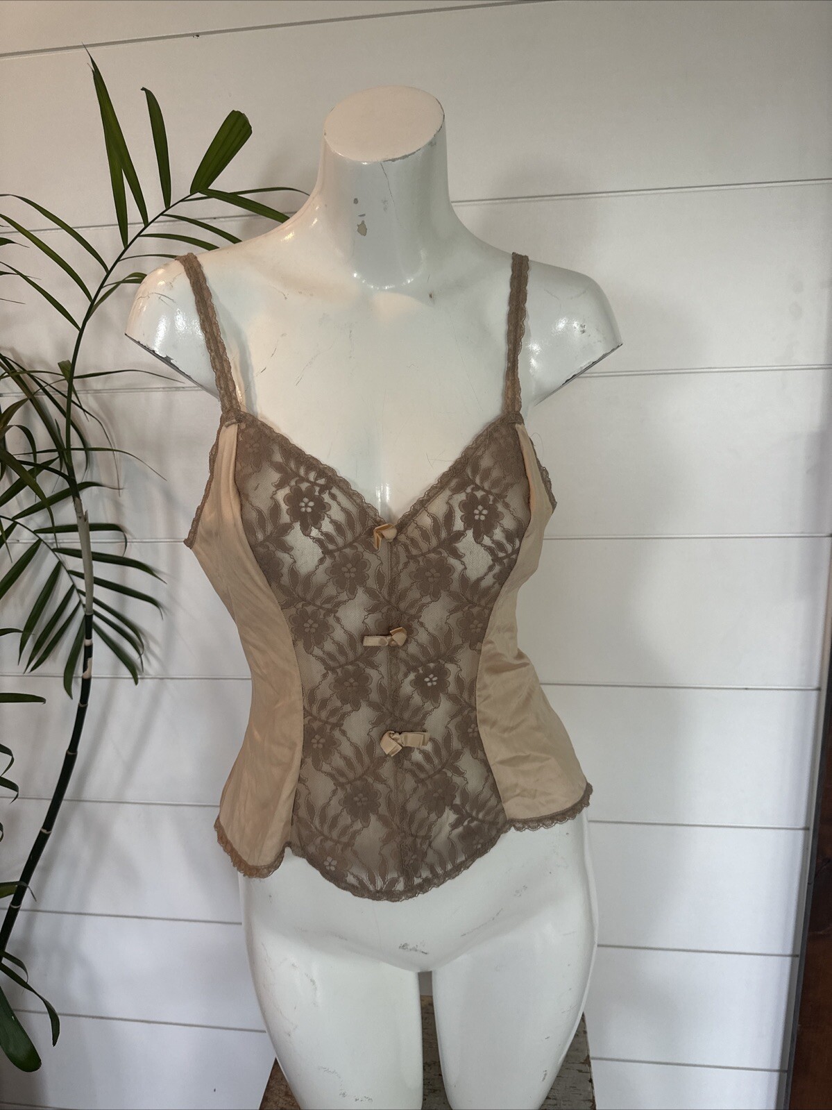Vintage Henson Kickernick Buff lace V-neck camisole top Size 36 I7