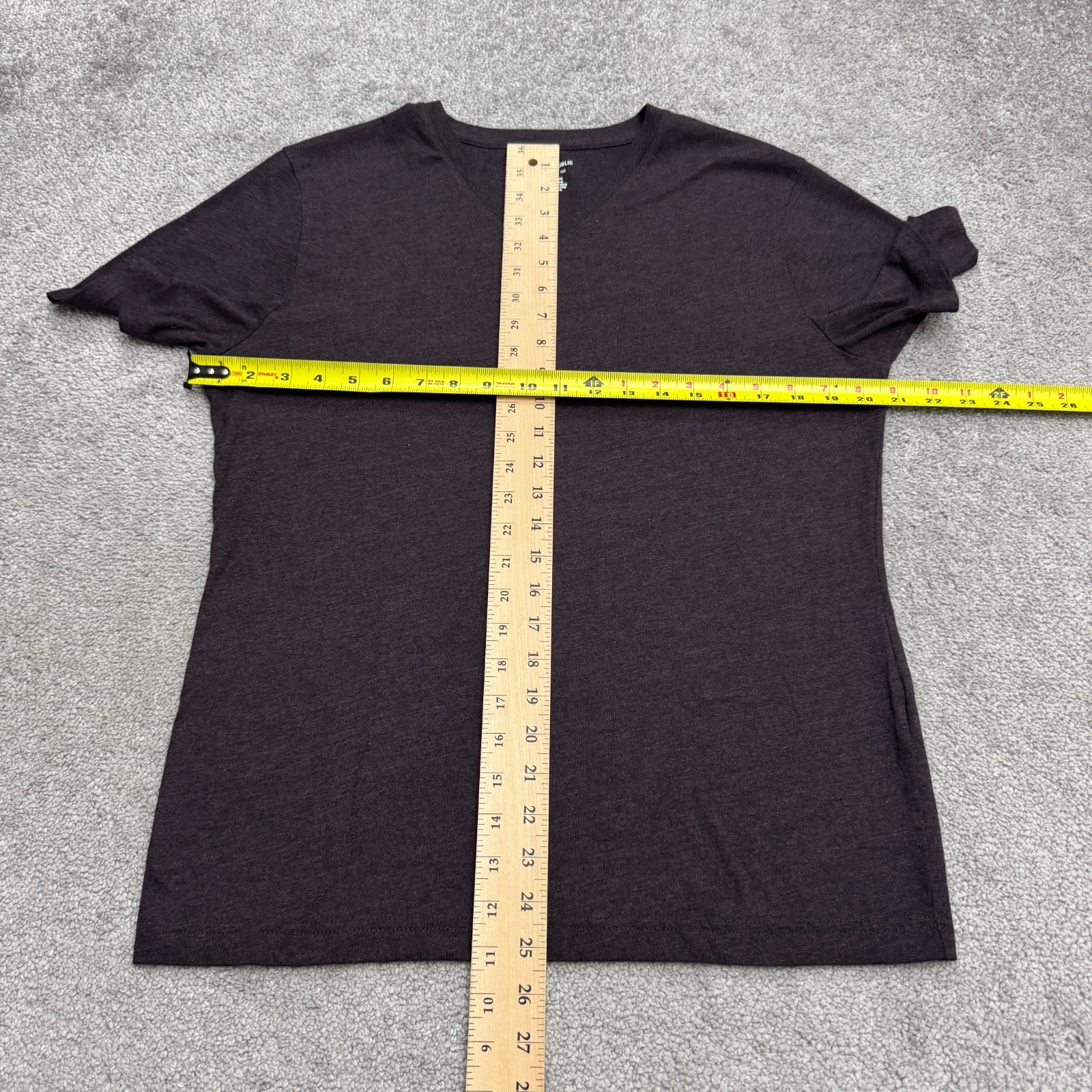 Banana Republic Premium Wash Basic V-Neck T-Shirt Mens Medium Dark Purple Tee gallery