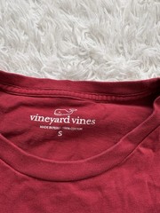 Vineyard Vines Deep Red “Oklahoma” Themed Sz. S Classic Tee. Grt. Quality