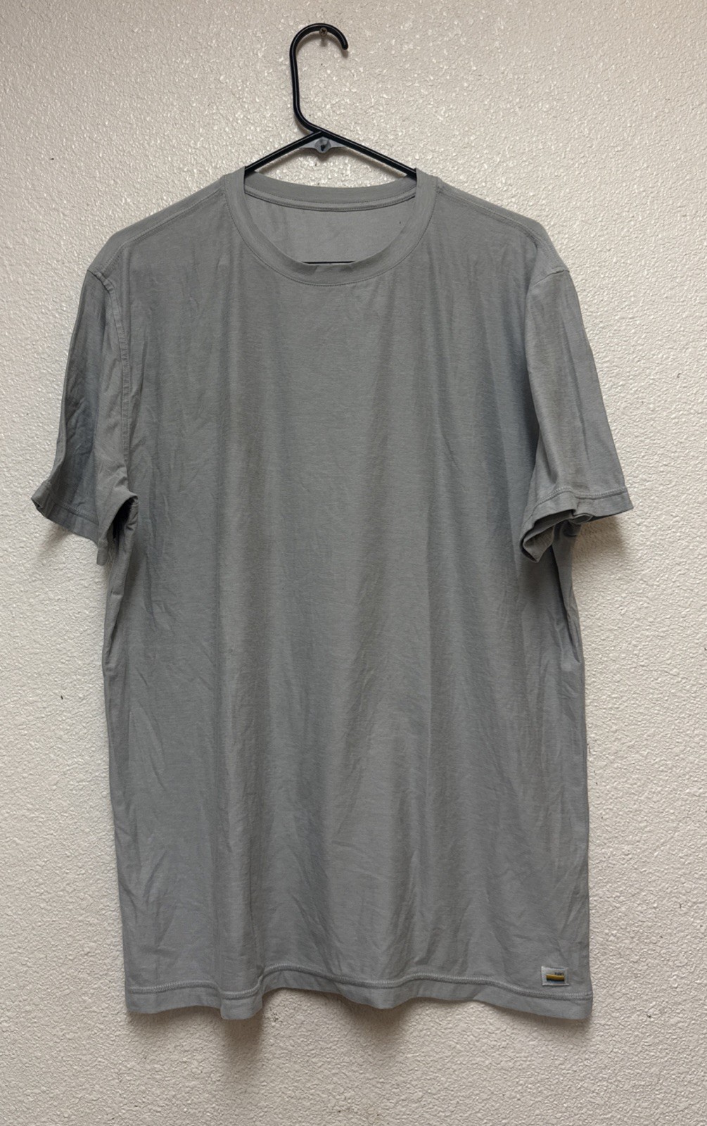 Vuori Men’s Gray Strato Tech Tee Short Sleeve Stretch Gym Sz XL Flaws