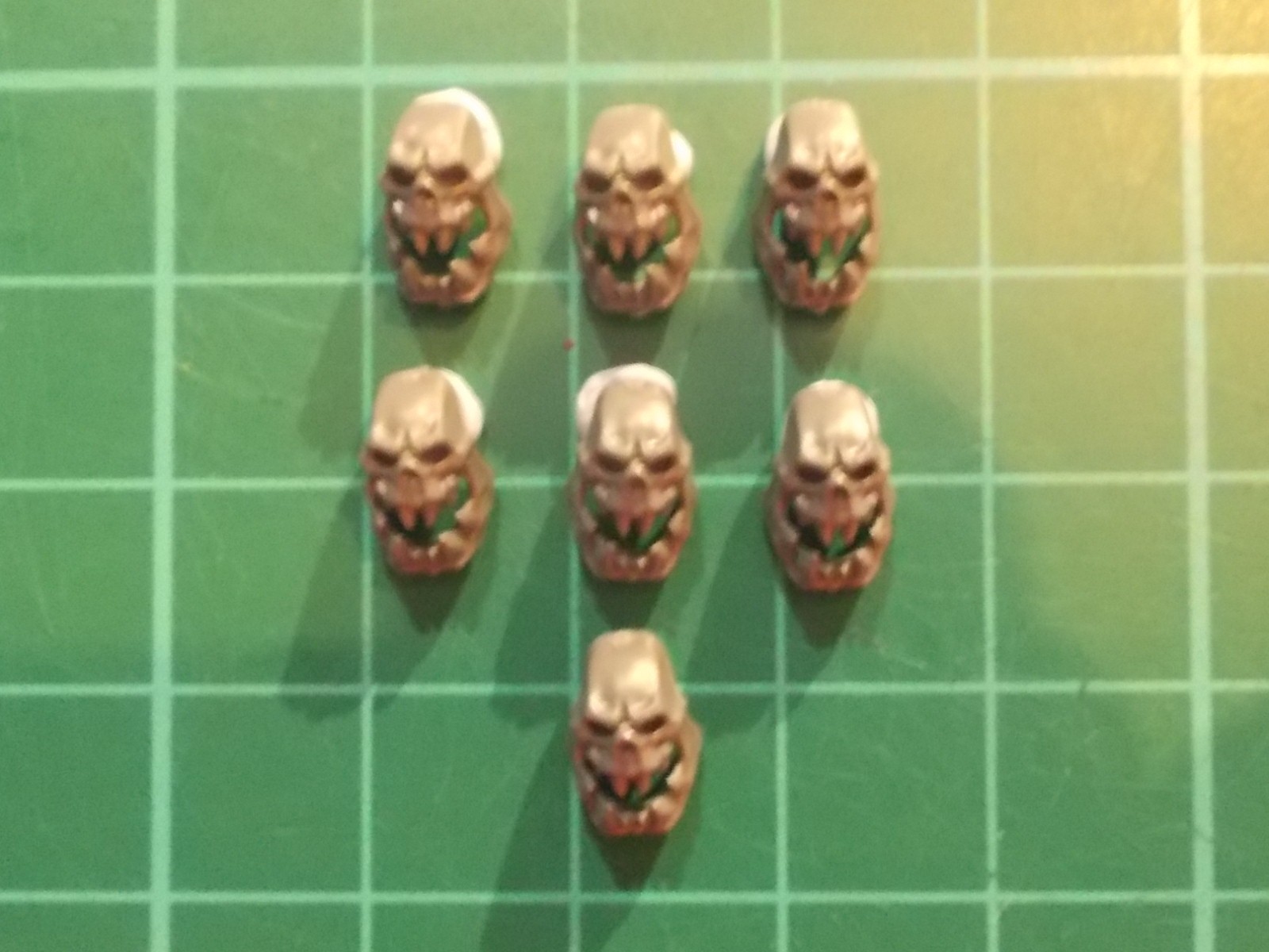 Warhammer 40K – 7 Ork skulls with open jaws Base decor – 40k bits