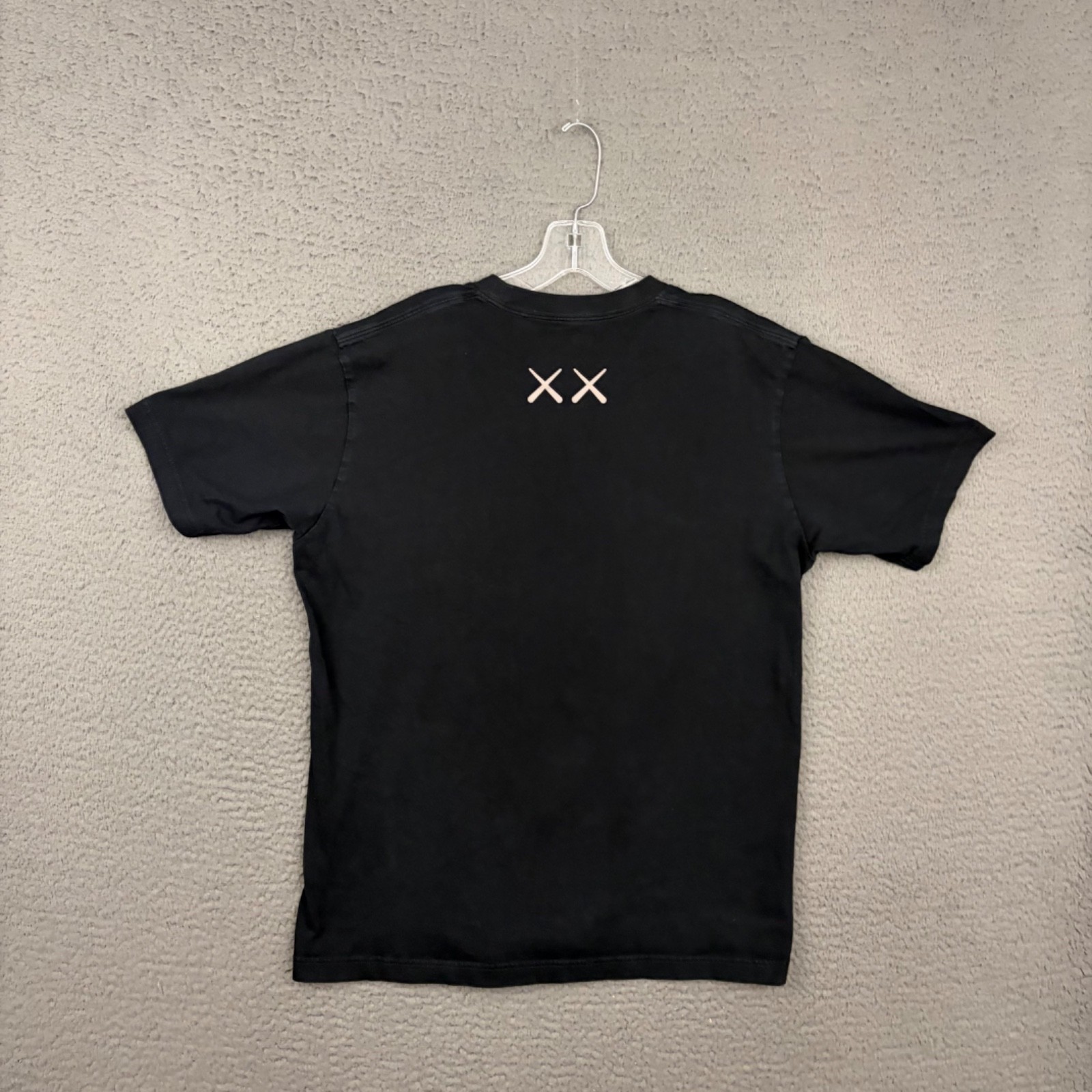 Uniqlo x KAWS T-Shirt Mens Large Black Cotton Knit Graphic Companion Streetwear gallery