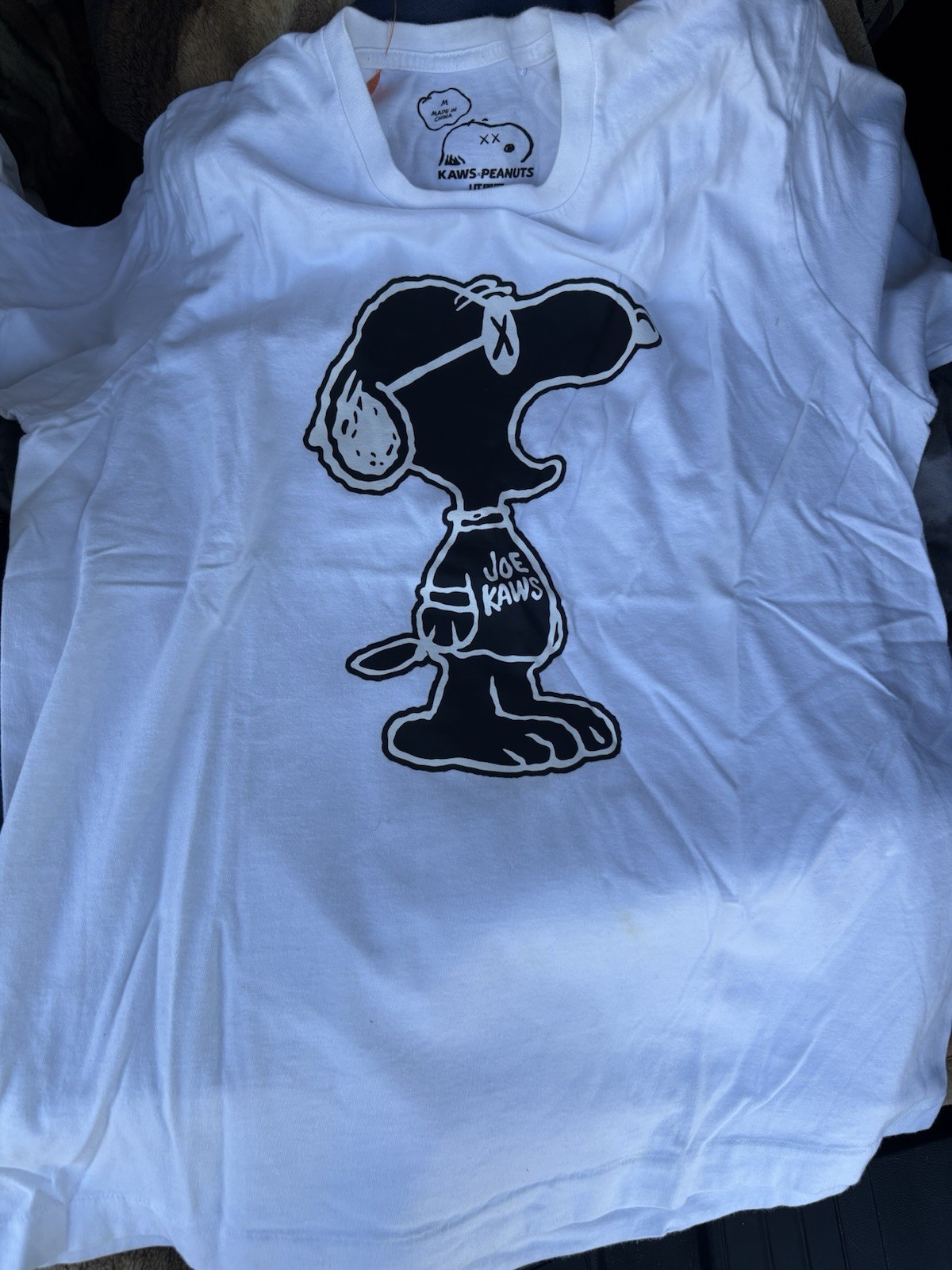 Uniqlo UT Men’s M White KAWS x Peanuts Snoopy Graphic Crew Neck T-Shirt gallery