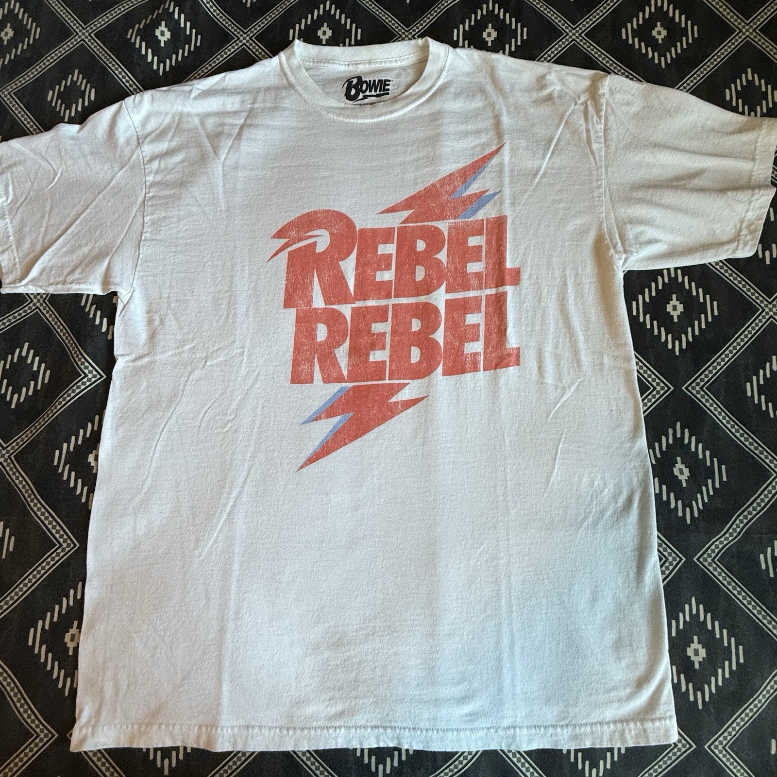 DAVID BOWIE Rebel Rebel Licensed Glam Rock T-Shirt 2020. XL Preowned NV gallery