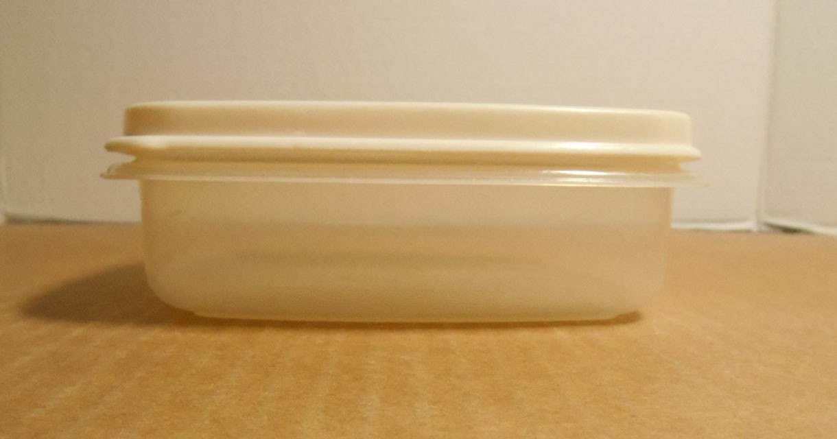 Rubbermaid Servin Saver #1 2 cup square container Beige with  Lid O5