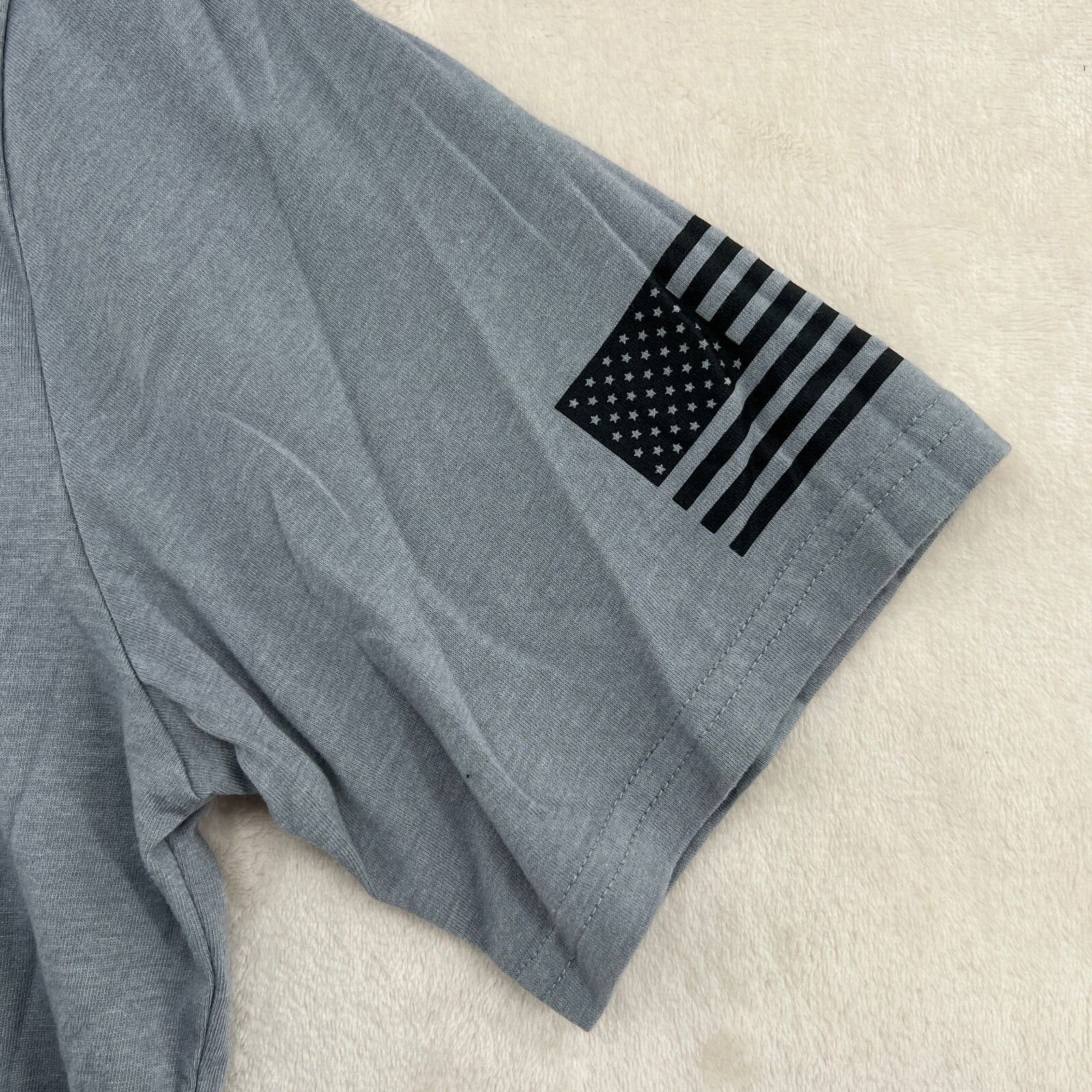 Under Armour Heatgear Loose Fit Men's Size M Solid Gray Crew-Neck T-Shirt gallery