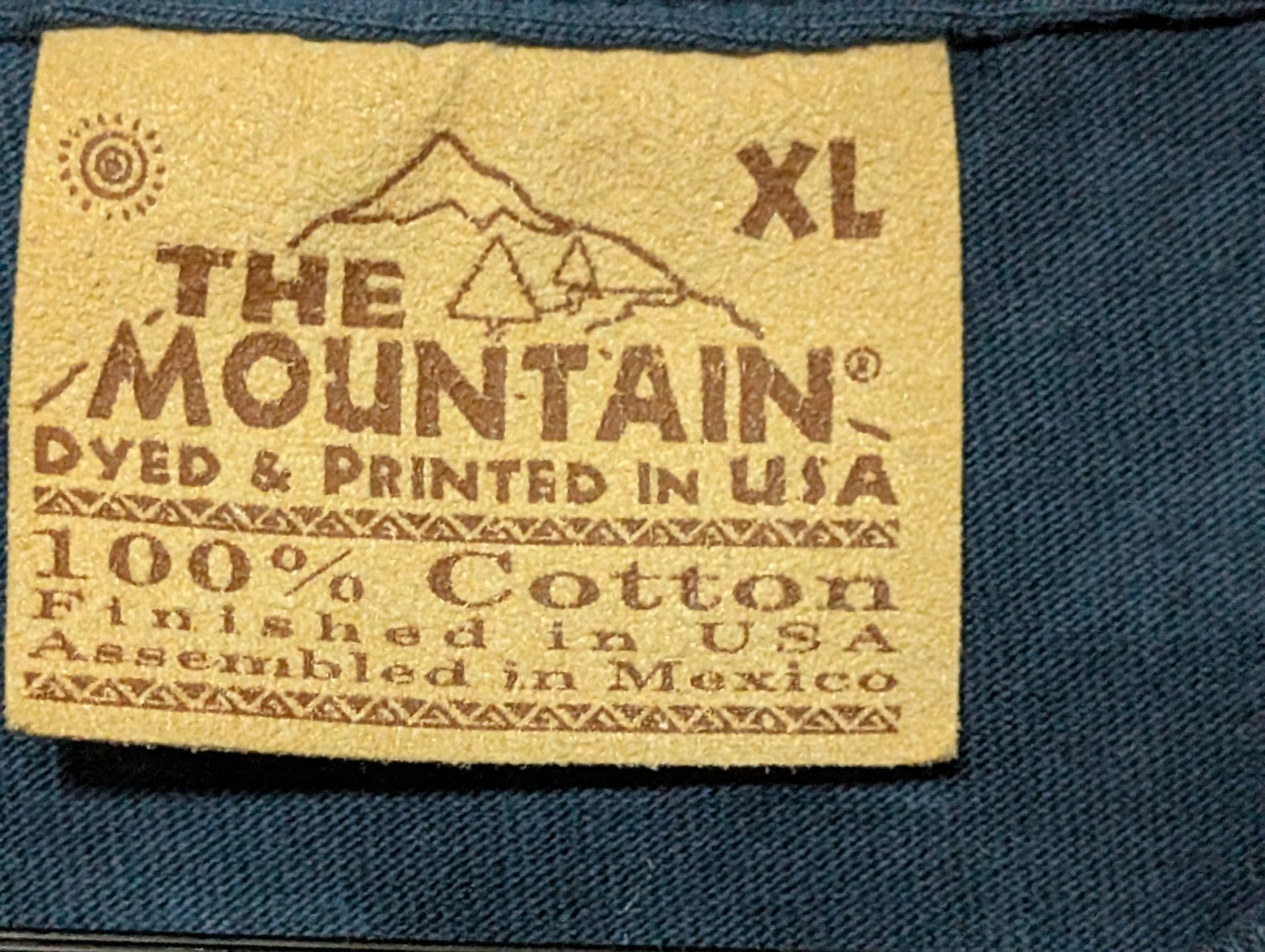 The Mountain Mens T-shirt Vintage 2004 Blue "Mountain Wolf" Leather Tag XL #6101 gallery