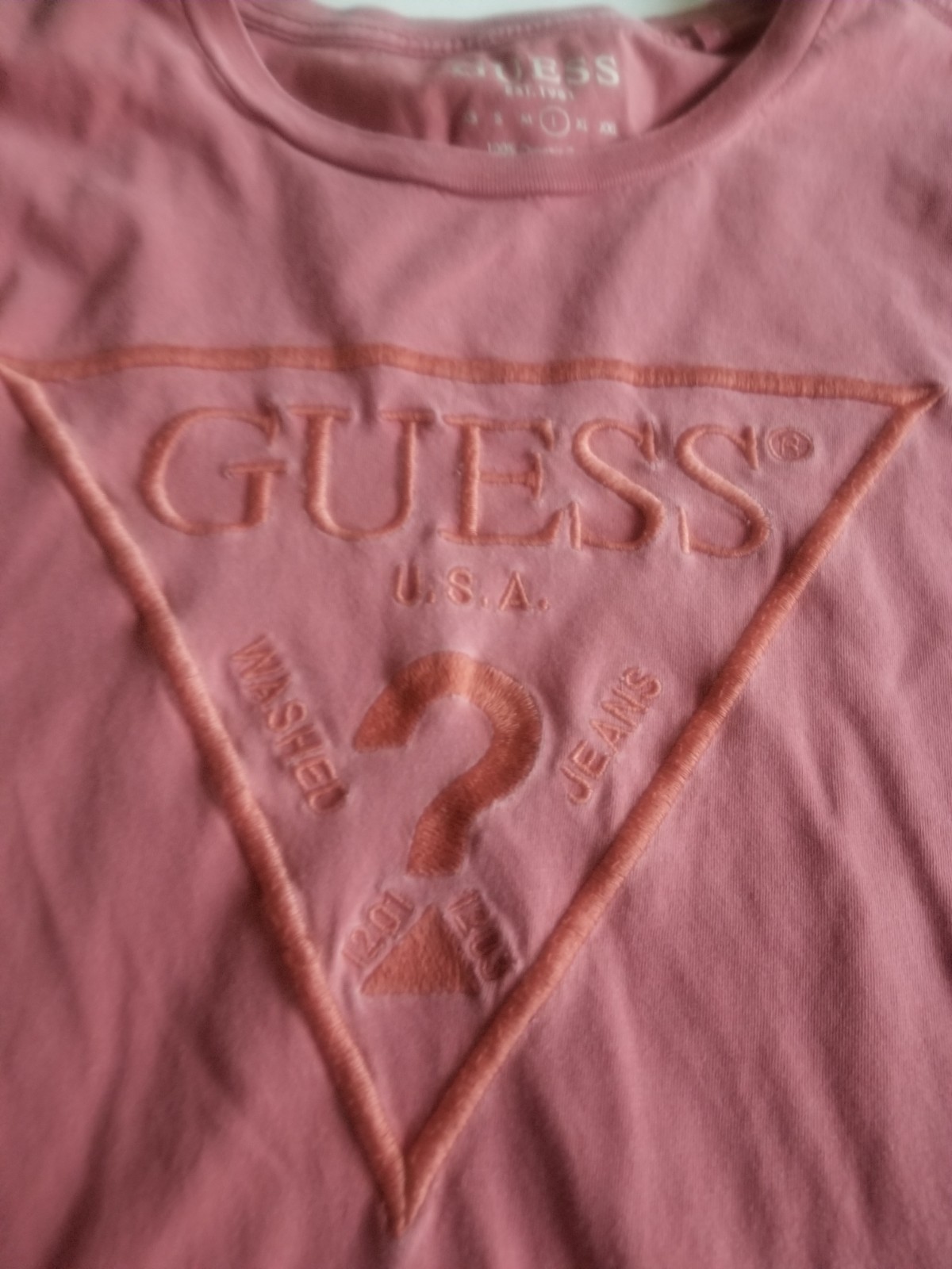 GUESS Unisex Triangle Logo T-Shirt Rose Large gallery
