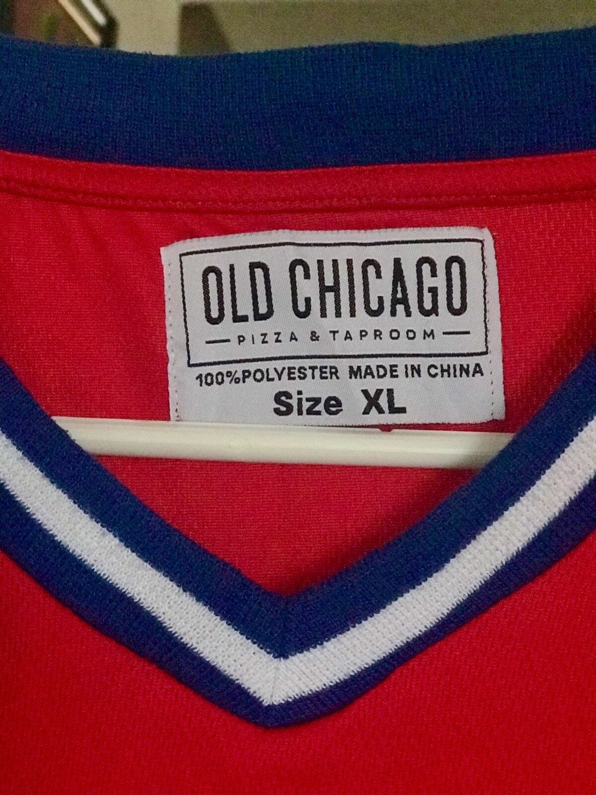 Old Chicago  76 Jersey T-Shirt Adult World Beer Tour Red V Collar Men Size XL gallery