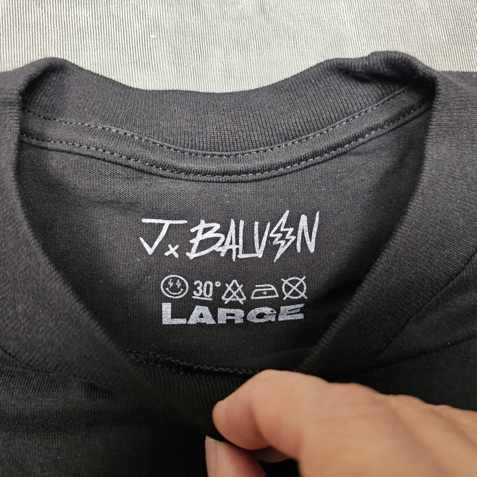 J Balvin Jose Tour 2022 Shirt Mens Large Black Lightning Smiley Face Concert Tee gallery