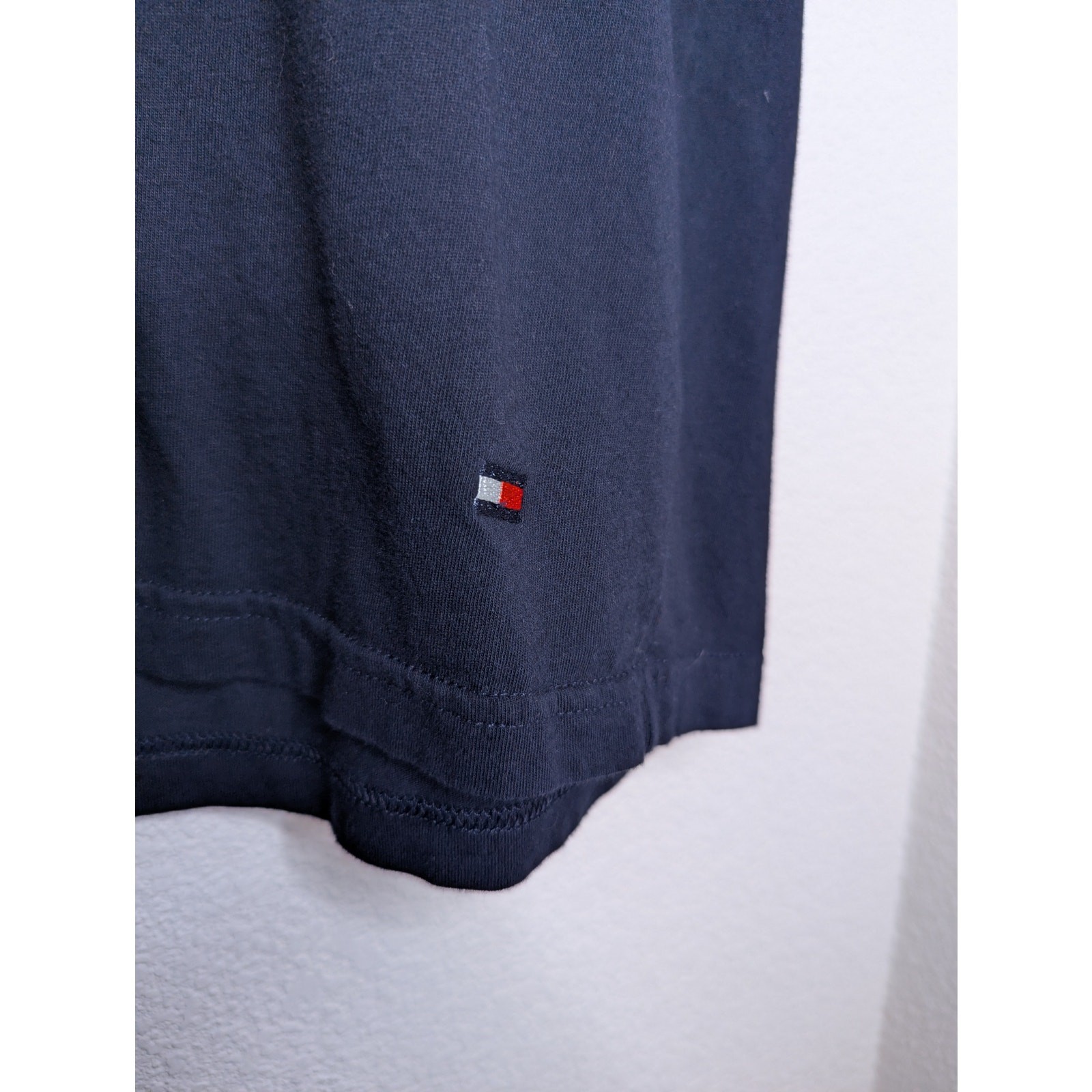 Tommy Hilfiger Men's Navy V Neck Basic Tee XL Travel Casual Beach Preppy Chic gallery