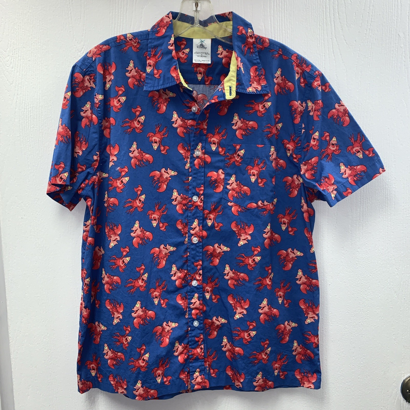 Disney Mens short sleeve Button Up shirt Med Casual Travel Little Mermaid Crab gallery