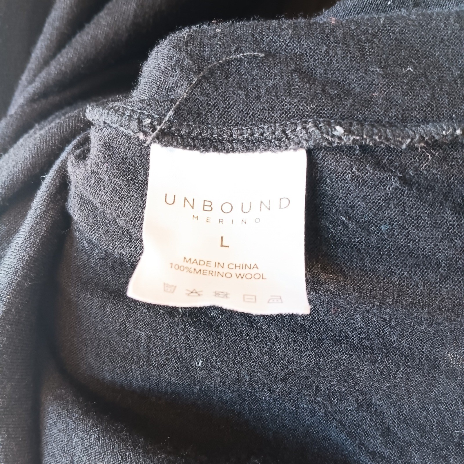Unbound Merino Men's Black 100% Merino Wool V-Neck T-Shirt Size L gallery