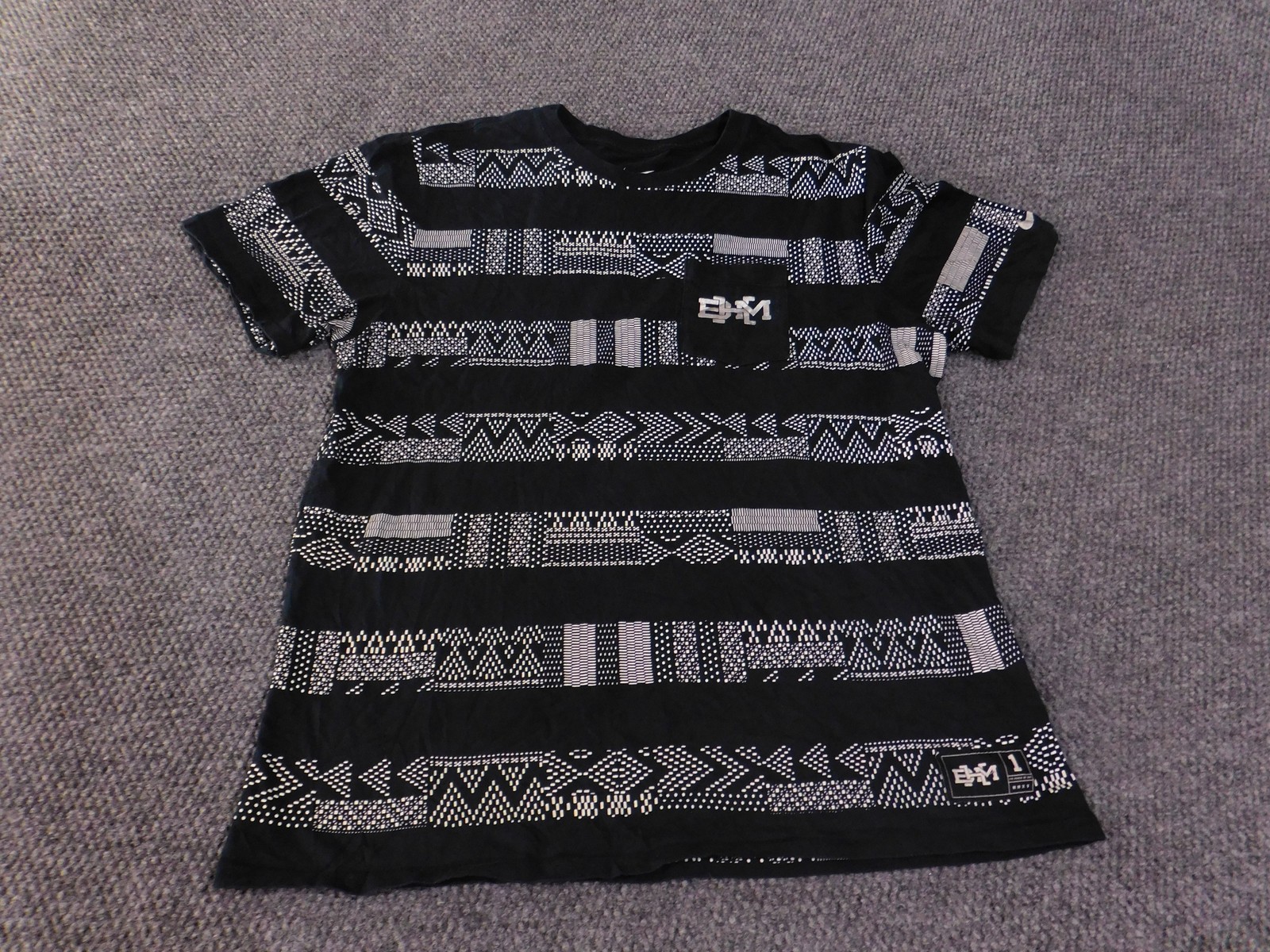 Nike Shirt Mens XL Black White Geometric Pattern Athletic Tee Pocket Streetwear gallery