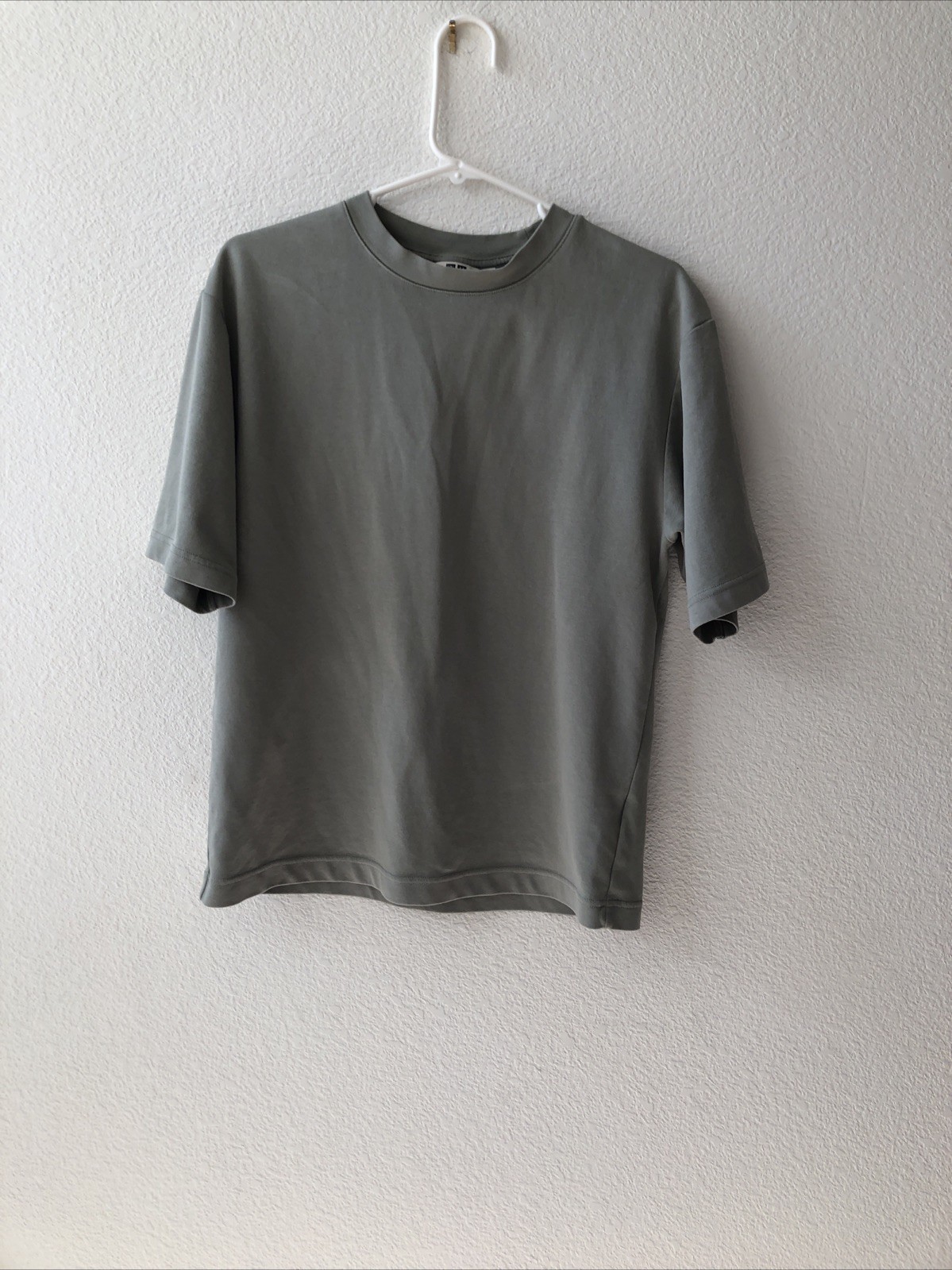 Uniqlo Men’s T-shirt mint green AIRism Crew neck Size XS