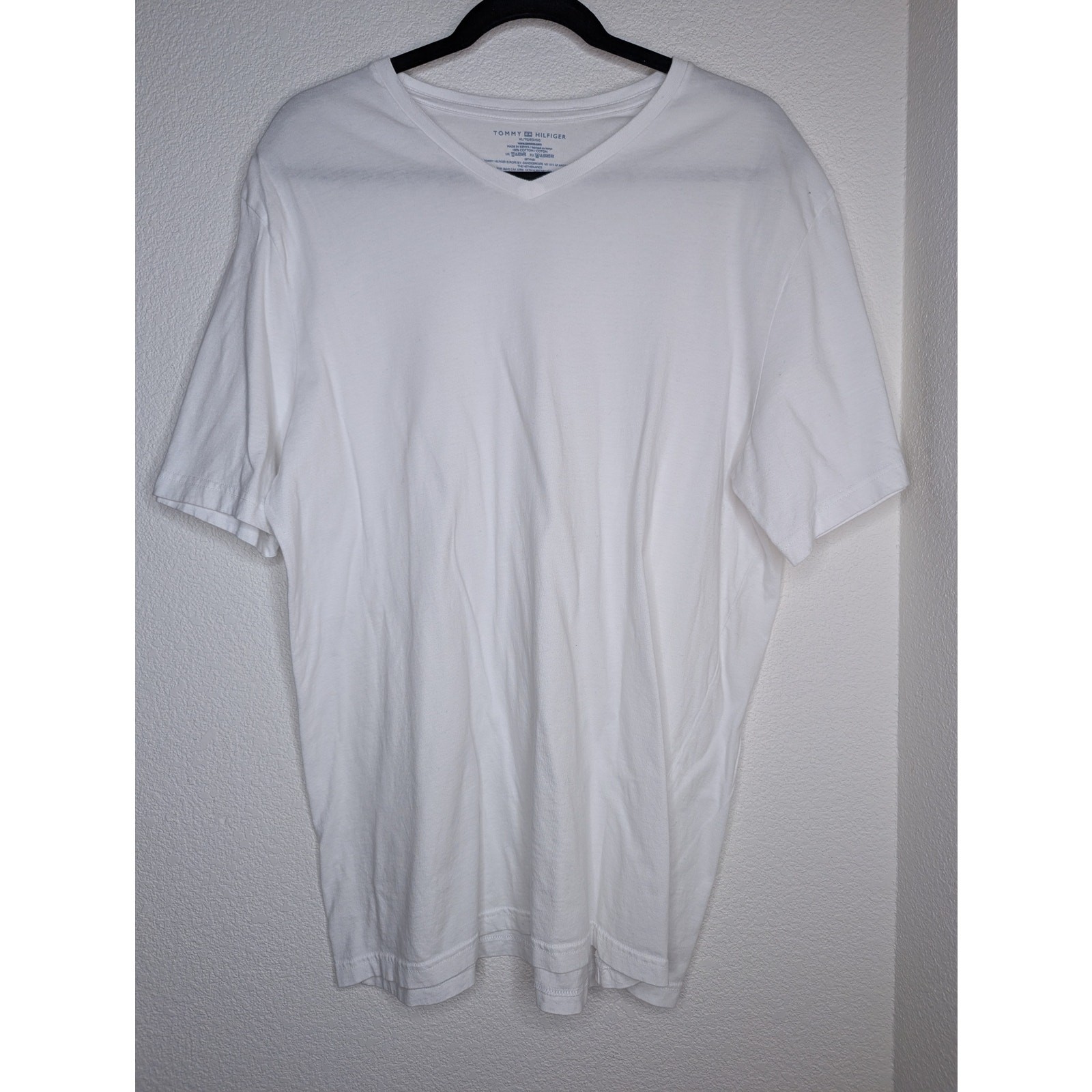 Tommy Hilfiger Men's White V Neck Basic Tee XL Travel Casual Beach Preppy Chic gallery