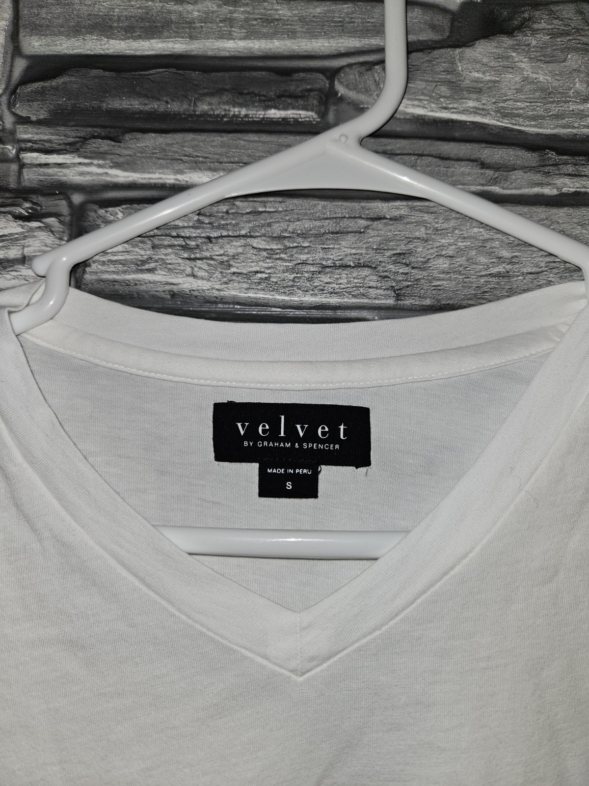 Velvet by Graham and Spencer Samsen T-Shirt Men S White V-Neck Pullover S/S gallery