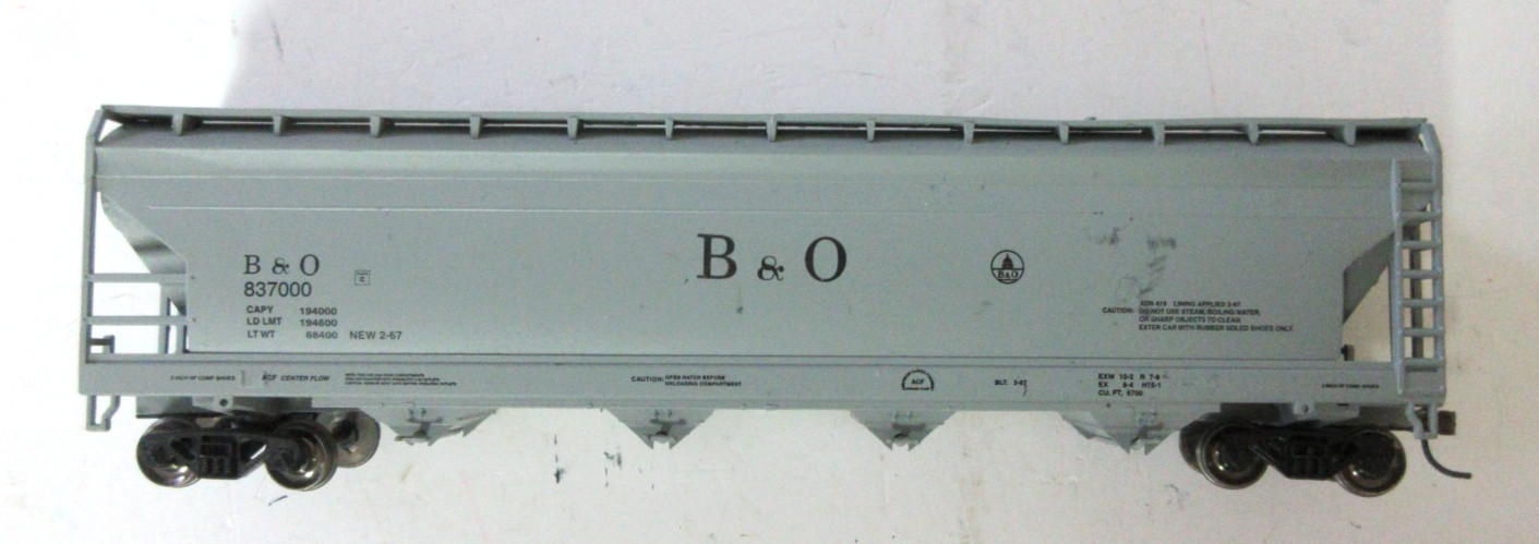 HO Scale Bachmann B & O 4-bay Covered Hopper with knuckle couplers