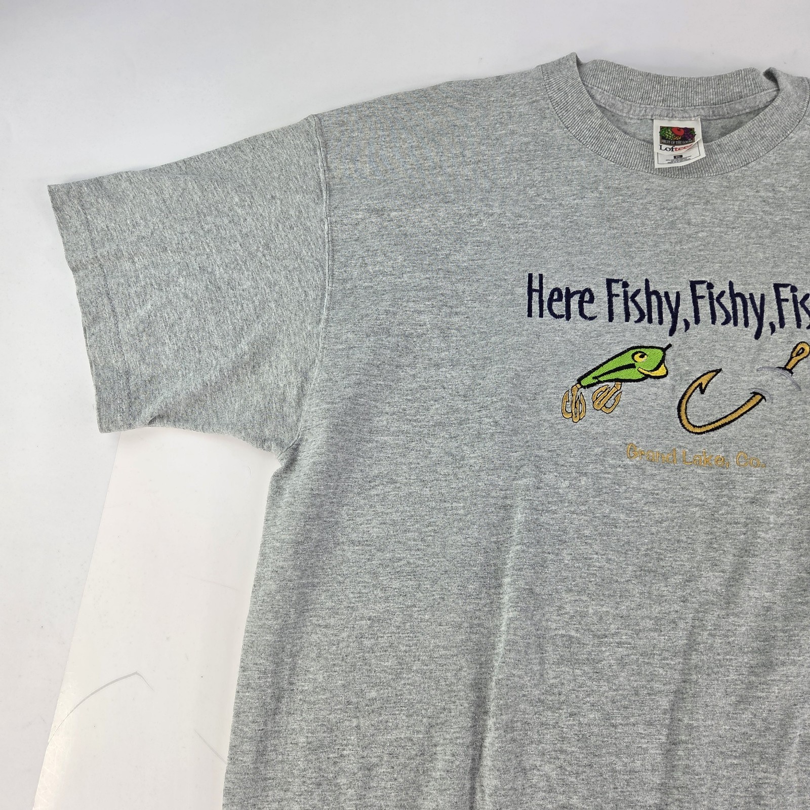 Here Fishy Fishy Embroidered Fishing Size XL Fruit Of The Loom T-Shirt Mens Gray gallery
