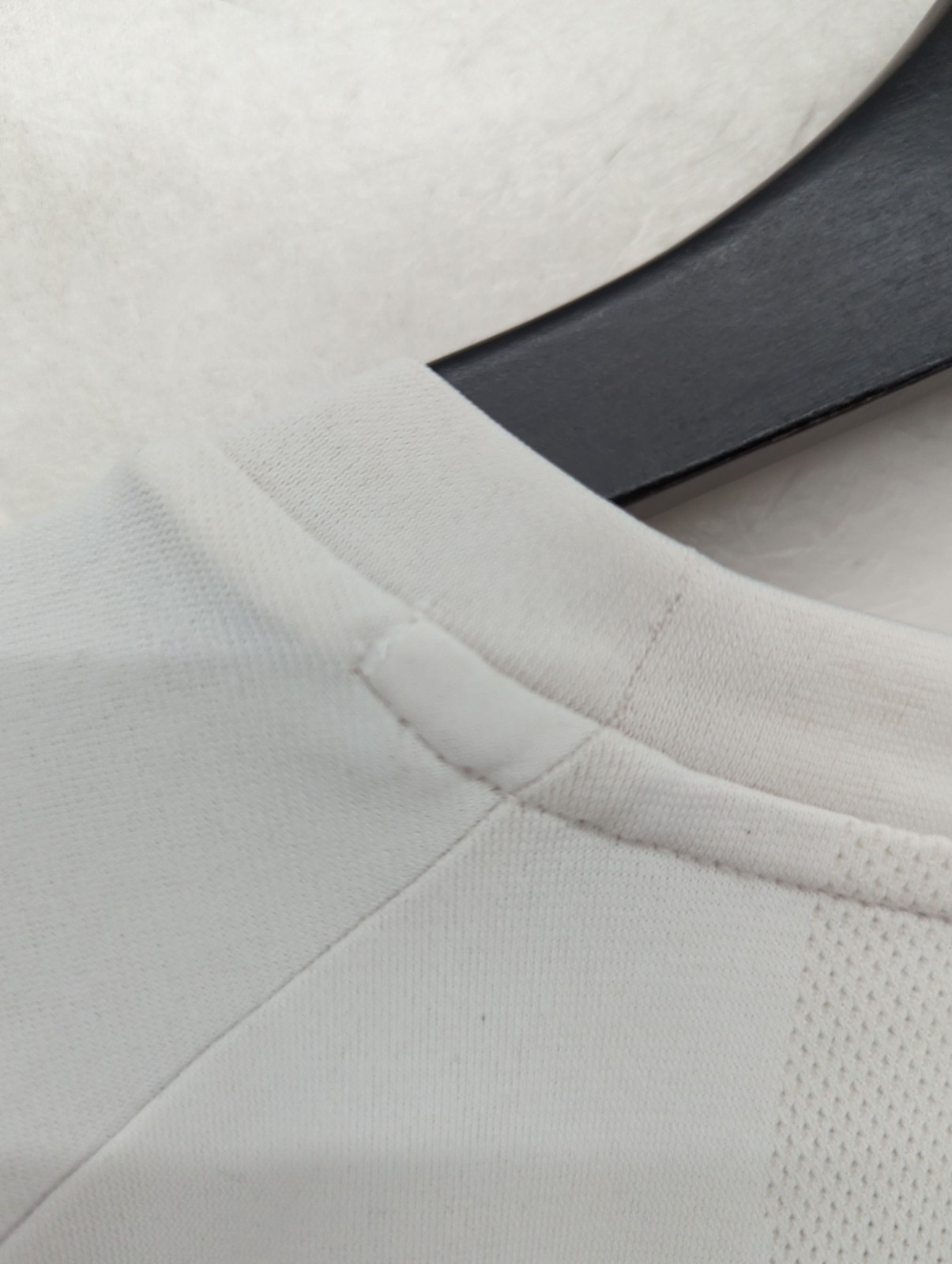Uniqlo Men's T-Shirt M White Polyester with Polyamide Basic gallery
