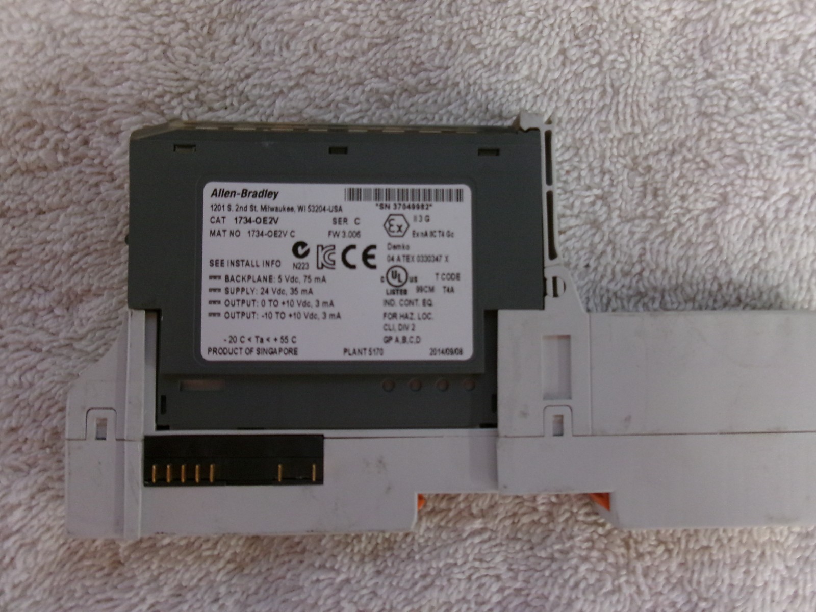 Allen Bradley Analog Output Module with Base 1734-TOP         1734-OE2V    0E2V