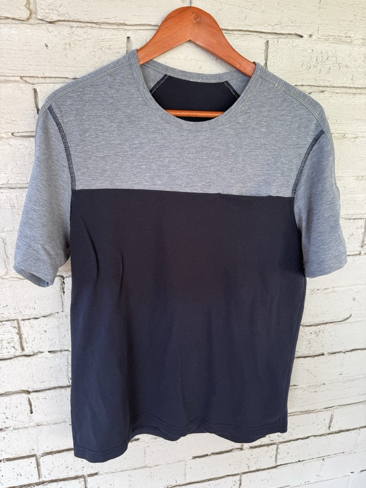 Lululemon In Your Element Shirt Mens Extra Large Gray Navy Pocket Logo Stretch