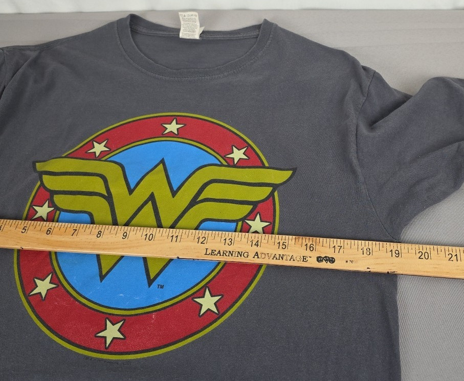 Wonder Woman Shield Graphic S/S T-shirt Gray Medium Superhero DC Comics Movie TV gallery