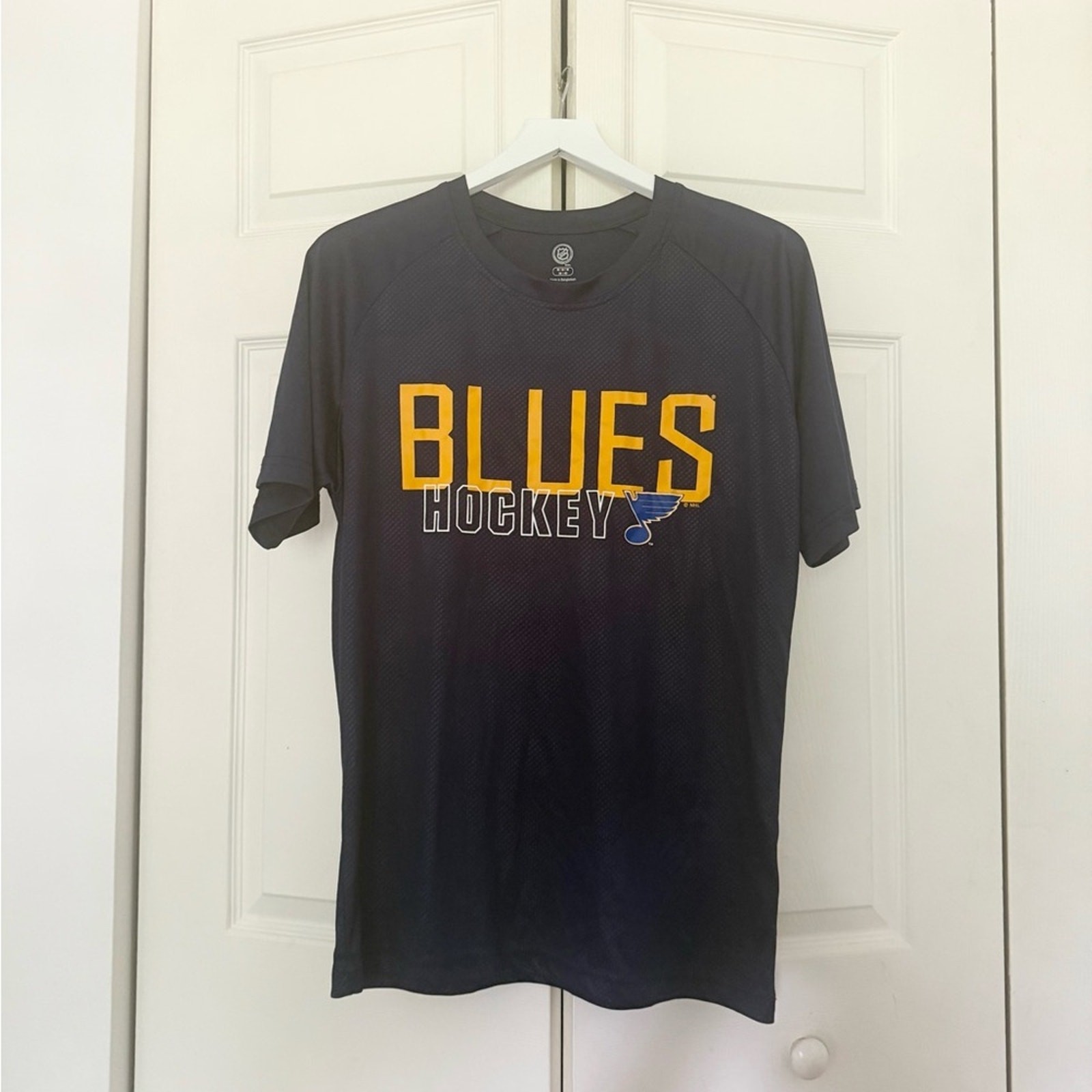 NHL St Louis Blues Hockey Dri-Fit Short Sleeve Shirt Athletic Wear Size Medium gallery