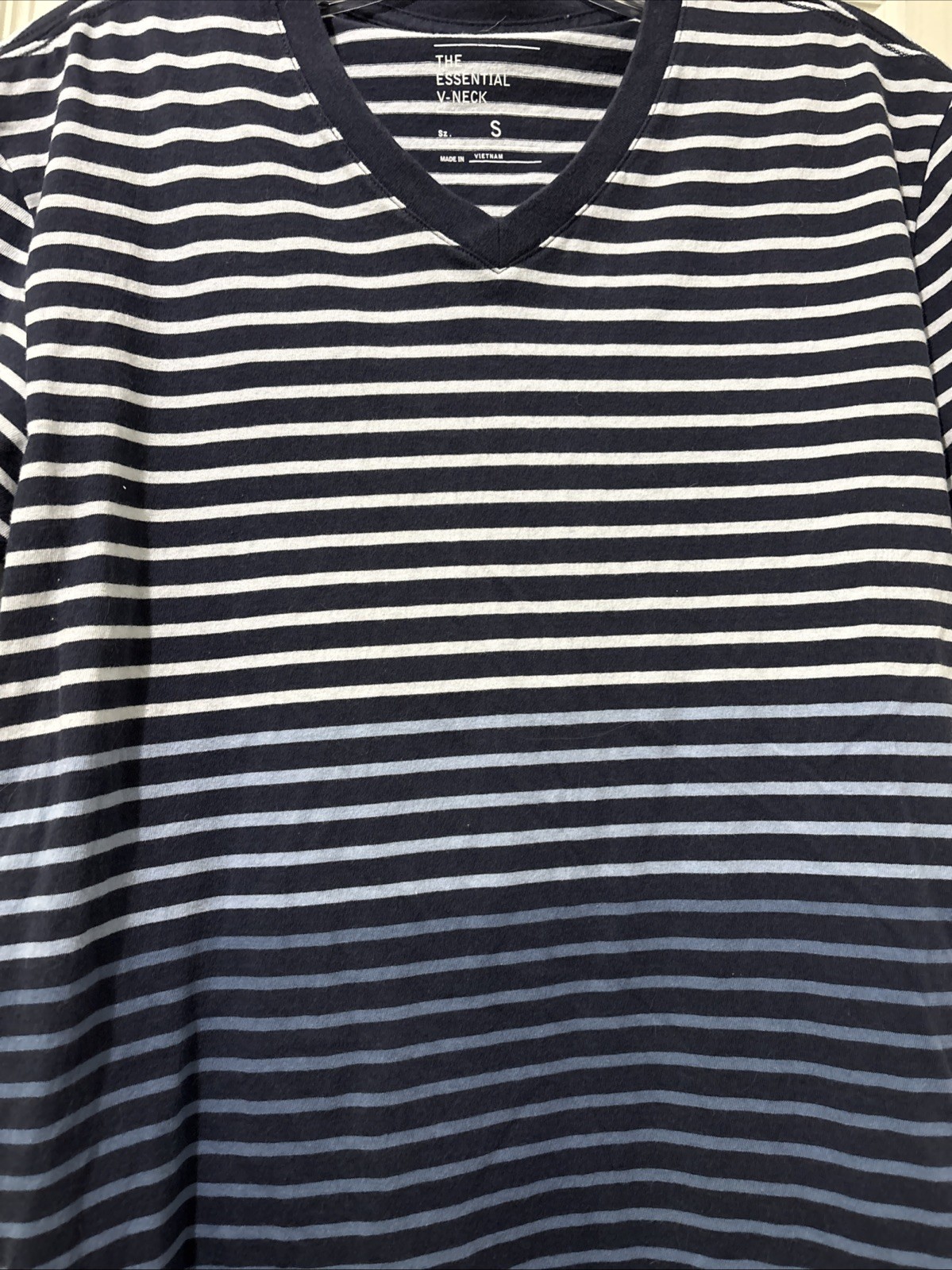 GAP The Essential V-Neck T-shirt Size Small Blue Ombré Stripe Coastal Nautical gallery