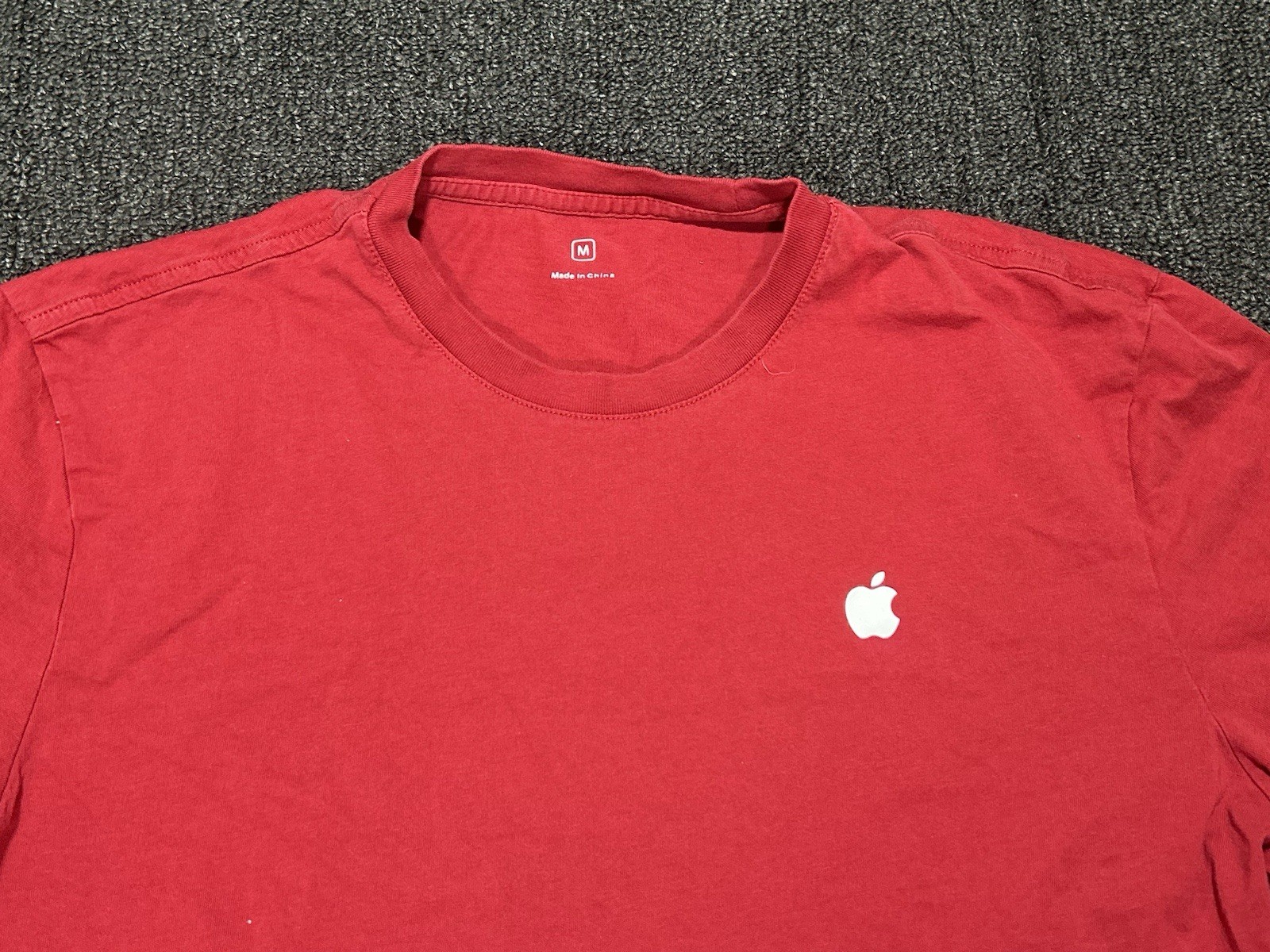 Apple Logo Shirt Mens Medium Red Crewneck Graphic T-Shirt Tee Apple Store gallery