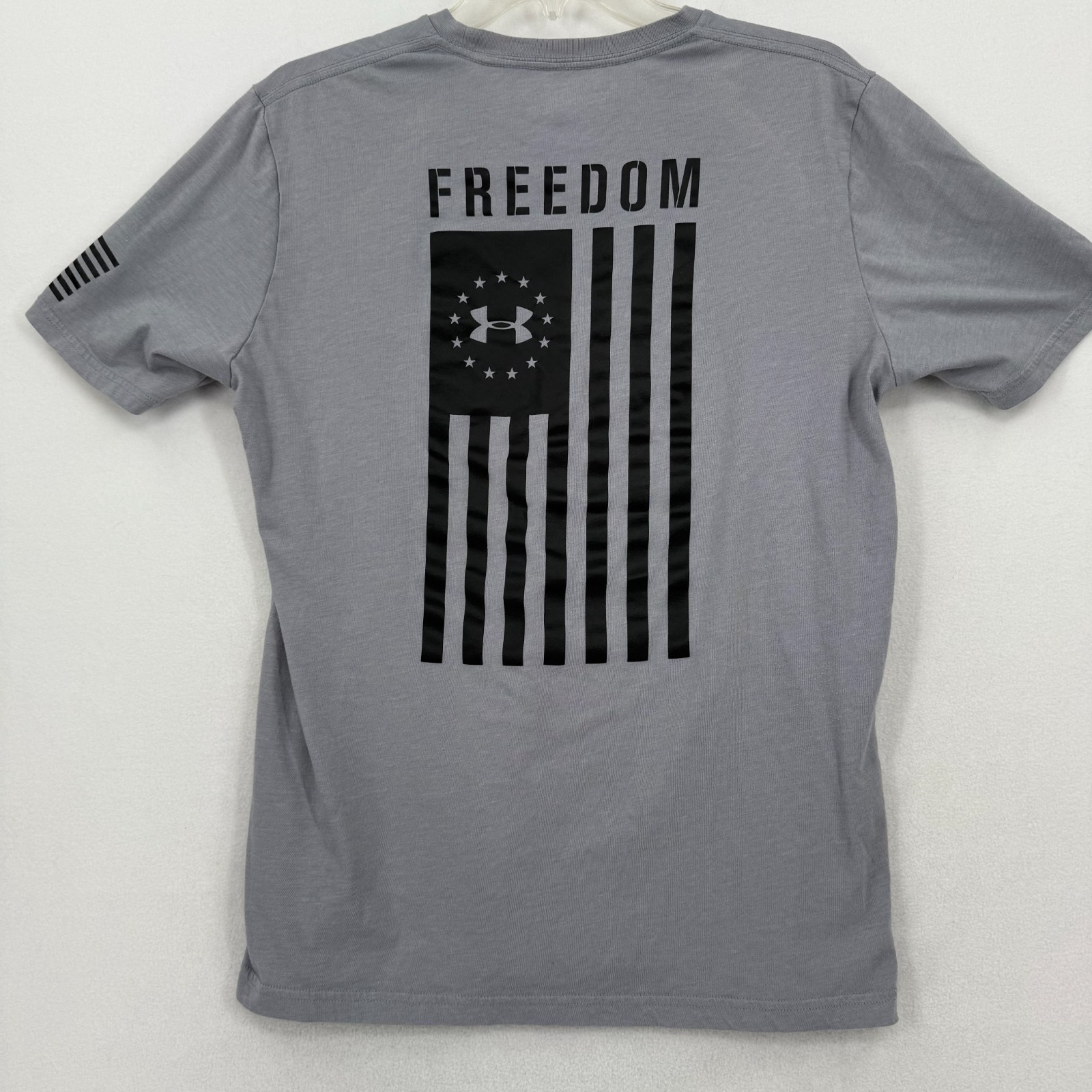 Under Armour Men’s Medium Freedom HeatGear T-Shirt Gray Flag Graphic Loose Fit