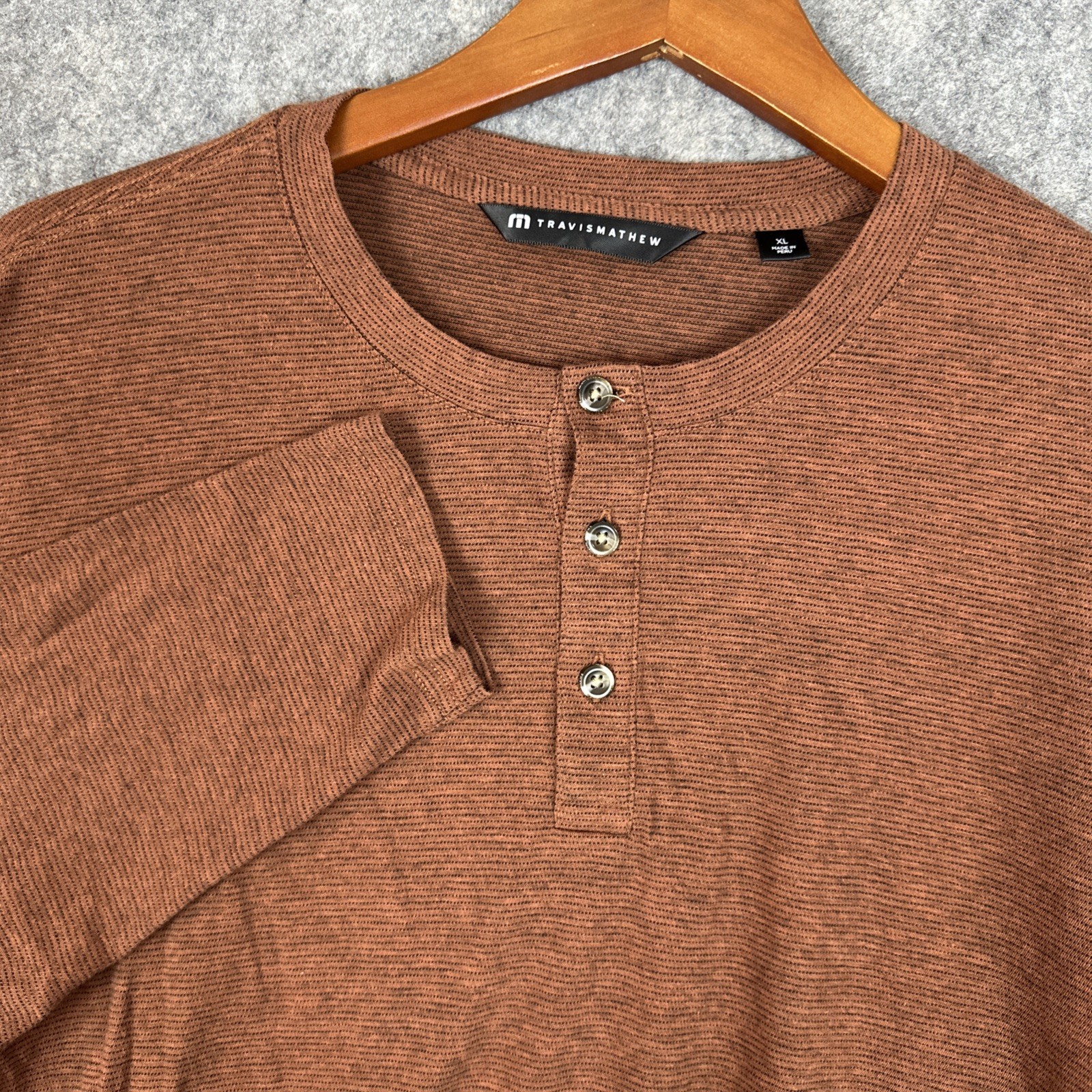 Travis Mathew Henley Shirt Mens XL Rust Micro Striped Lightweight Soft Thin EUC gallery