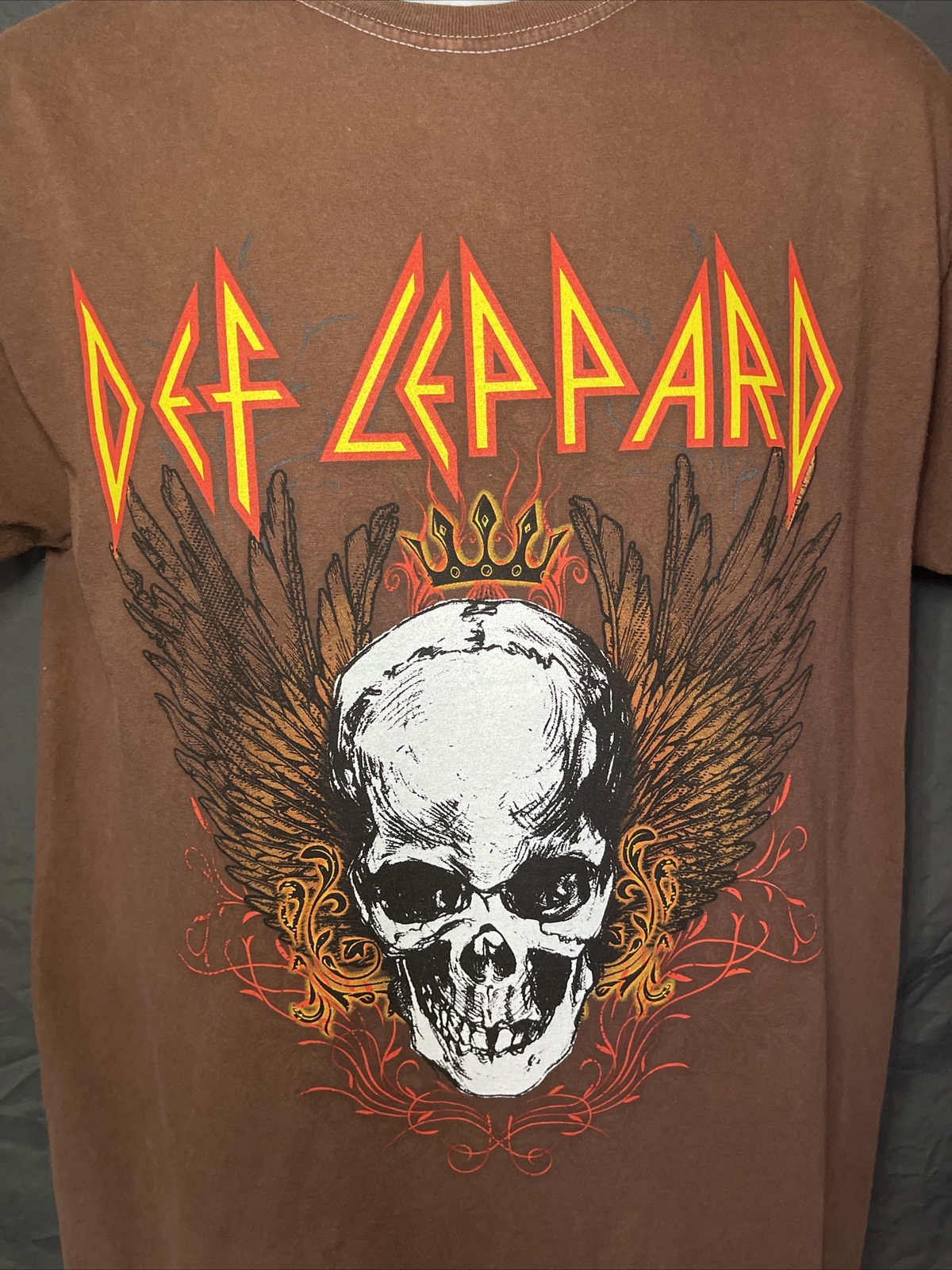 Mens Def Leppard Reddish Brown T-Shirt Size Medium 2017 Official Skull Wings gallery