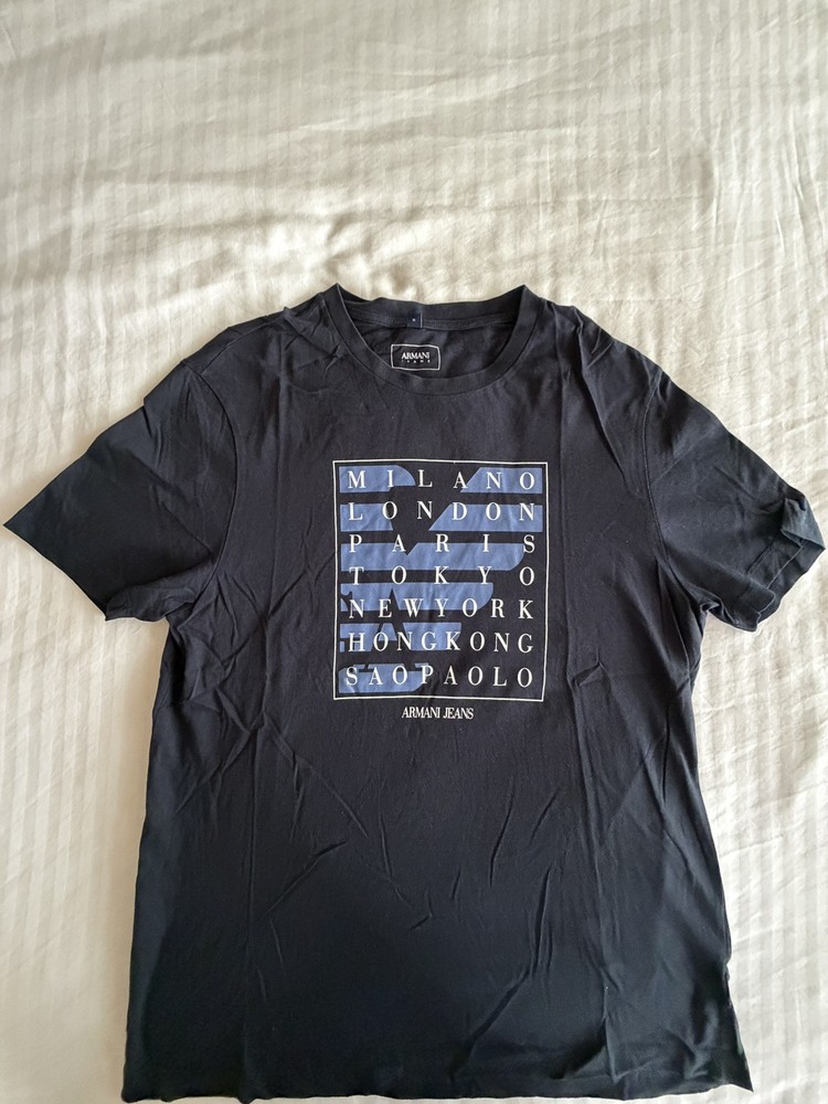 Armani Jeans Navy Blue Spellout Cities Graphic Tee – Men’s XL – 100% Cotton