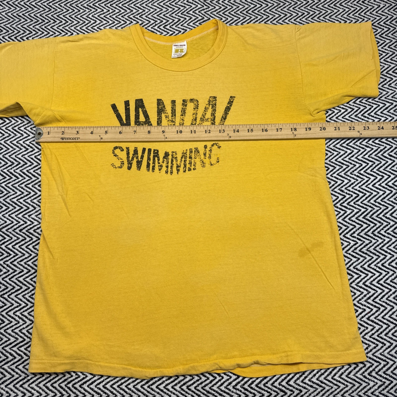 VTG 80s Russell Athletic Size LARGE University Idaho Vandal Swimming Shirt USA gallery