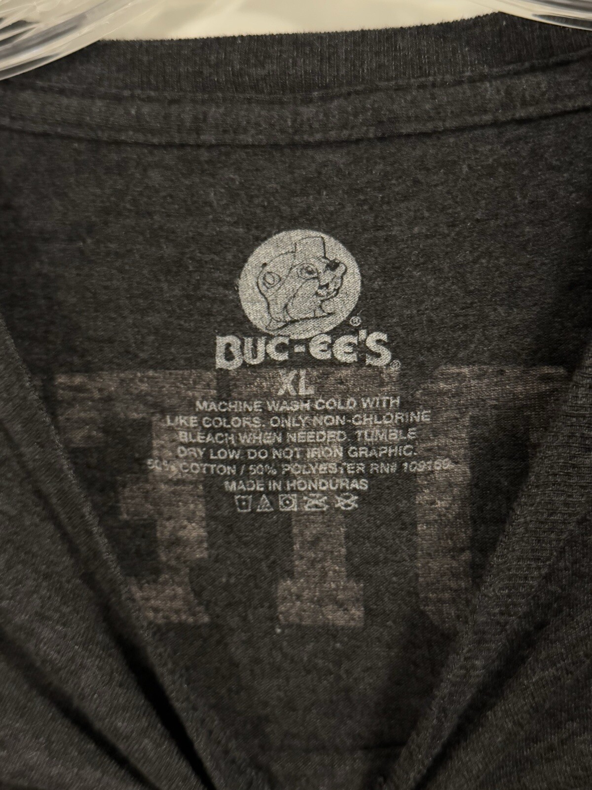 Buc-ee’s Tshirt Seniors 2022 Size XL Dark Gray Beaver Nuggets Short Sleeve Crew gallery