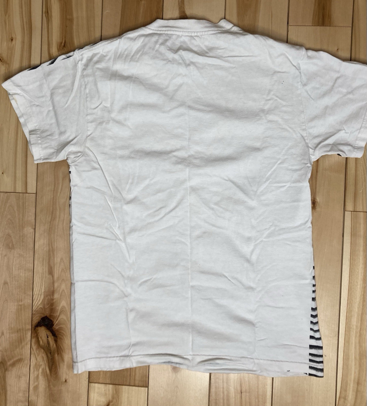 2000s Peeking Through The Blinds Graphic Tshirt Small gallery