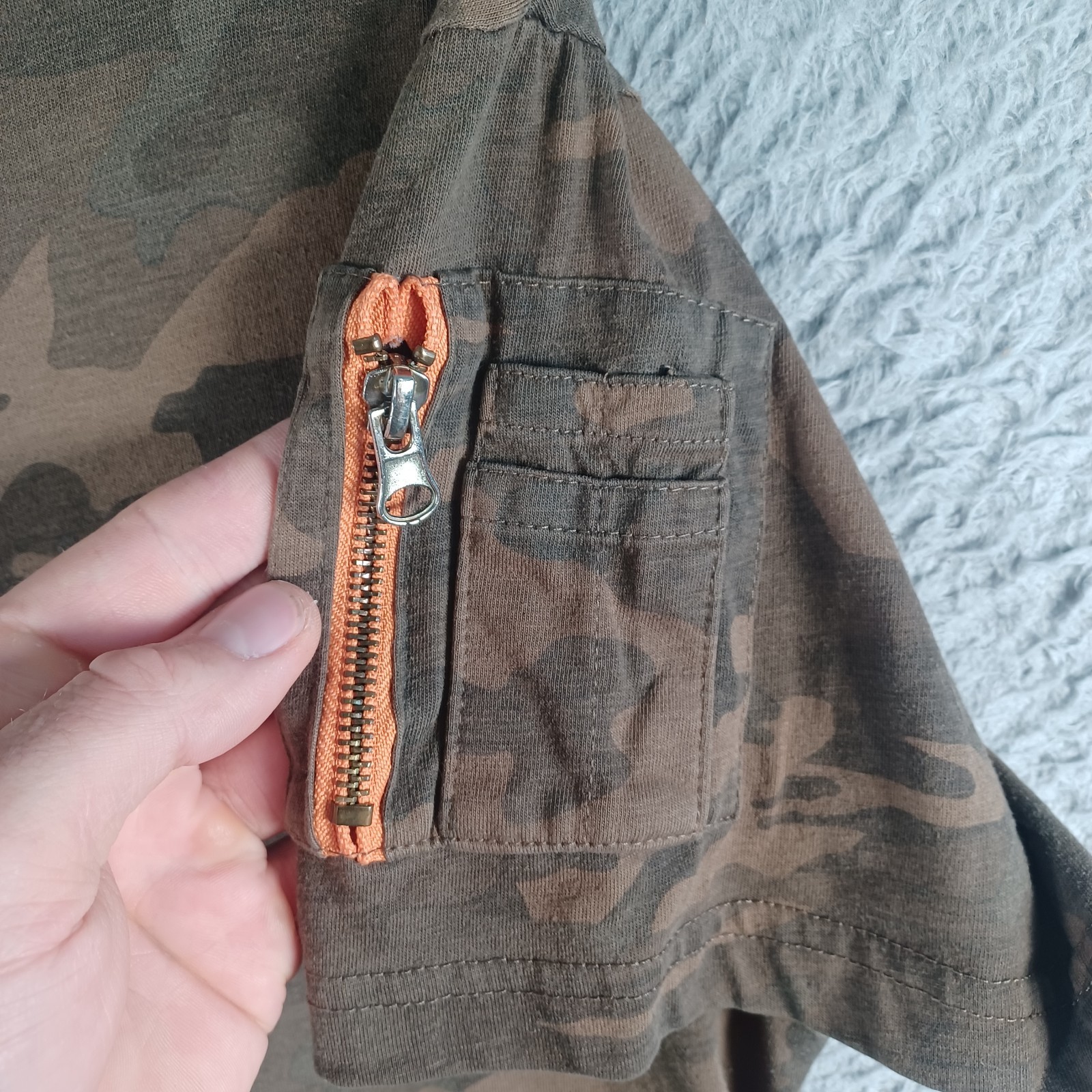 VICTORIOUS Mens Camo Brown Shirt Size Medium Short-Sleeve Zipper Pocket Sleeve gallery