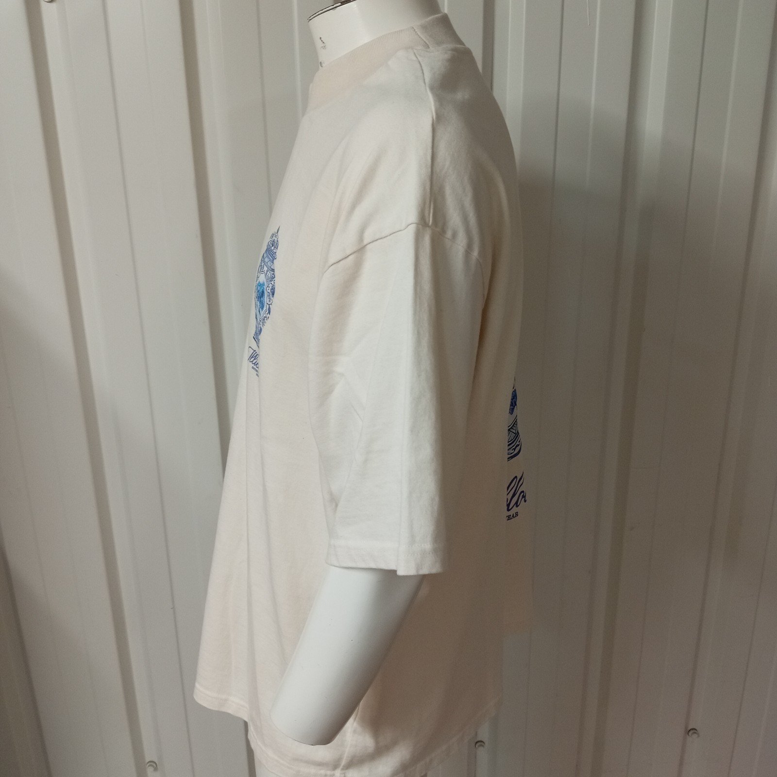 Illicit Bloc China Vase T-Shirt Ecru White Large 300GSM 100% Cotton (L) Sample gallery