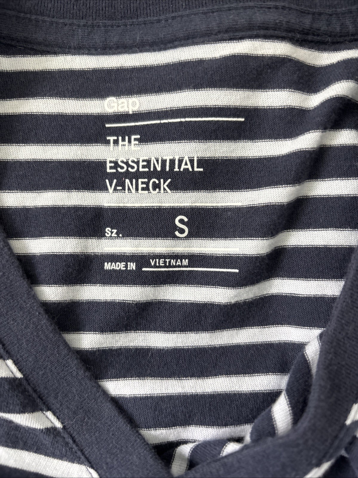 GAP The Essential V-Neck T-shirt Size Small Blue Ombré Stripe Coastal Nautical gallery