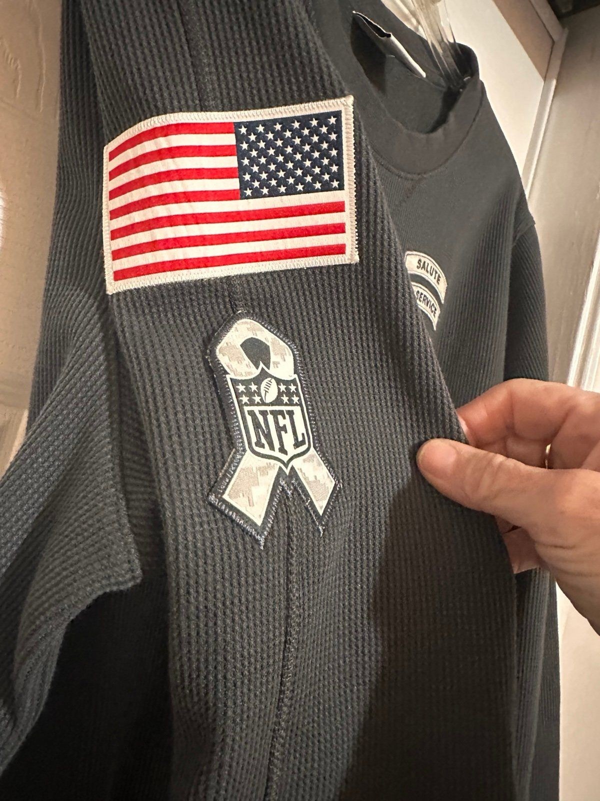 Nike Shirt Mens Large Gray Thermal Salute To Service Philadelphia Eagle’s NFL gallery