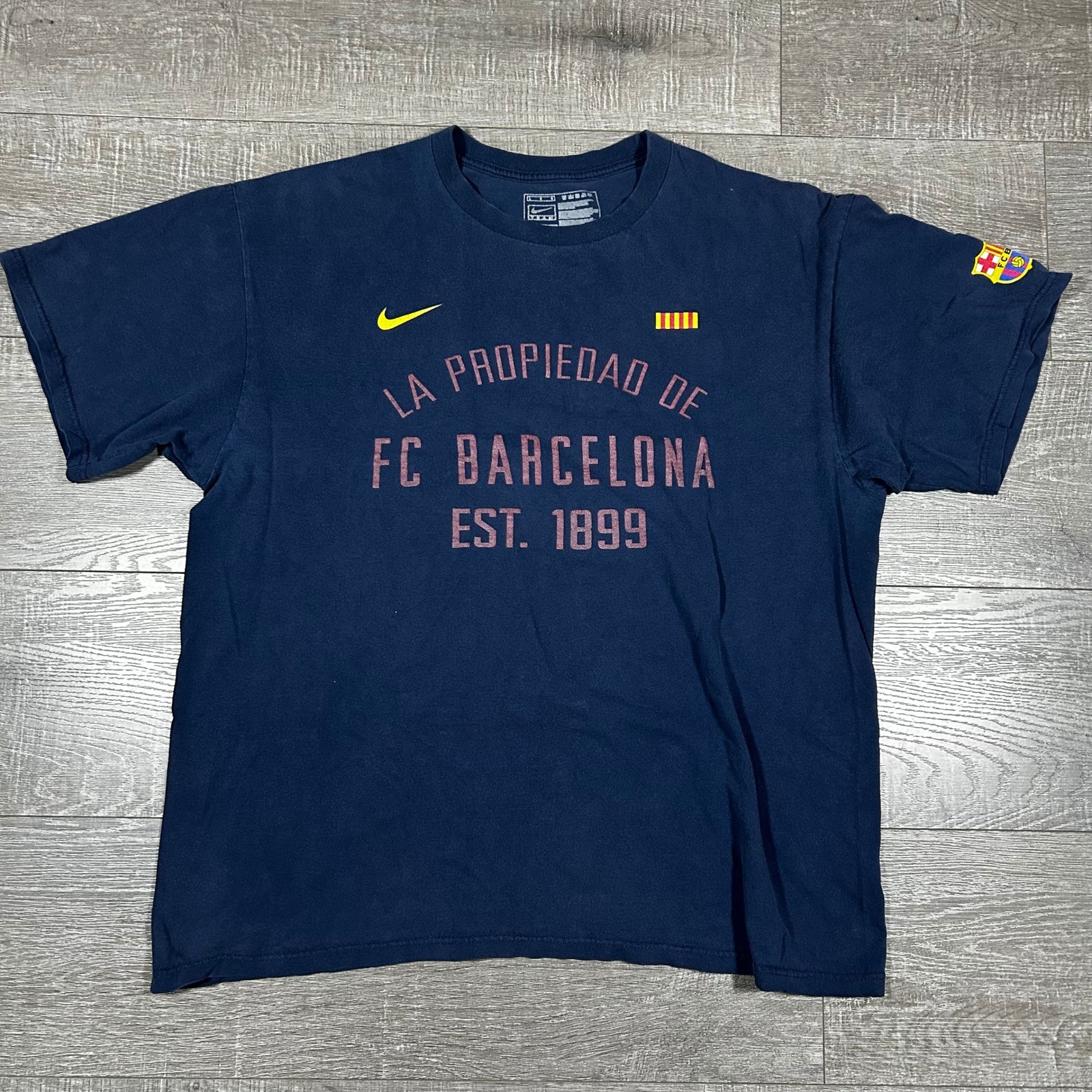 Nike FC Barcelona T-Shirt Mens Large Navy Blue La Propiedad Graphic Tee 0617 gallery
