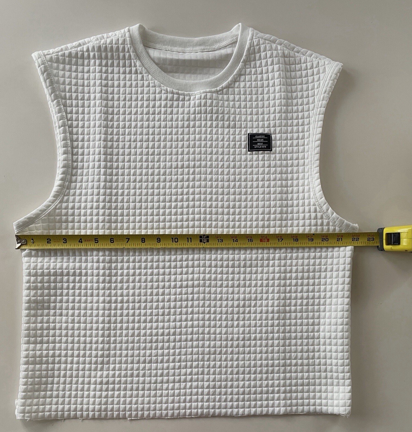 Men's White Size L Quilted Textured Cut Off Crop Crewneck Sleeveless Muscle Tee gallery