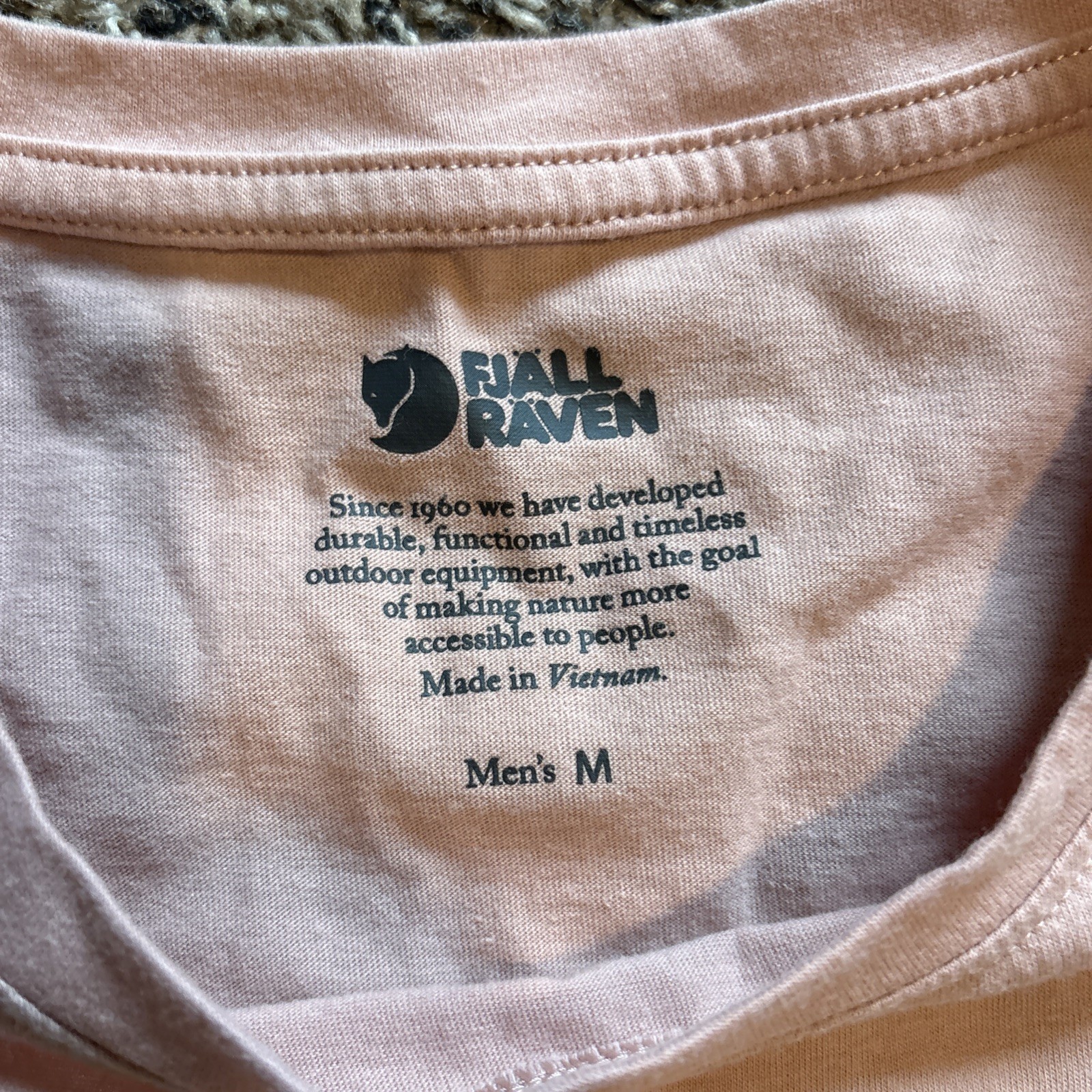 Fjall Raven Logo T Shirt Men’s Size M Dusty Rose Hiking Outdoors Cotton blend gallery