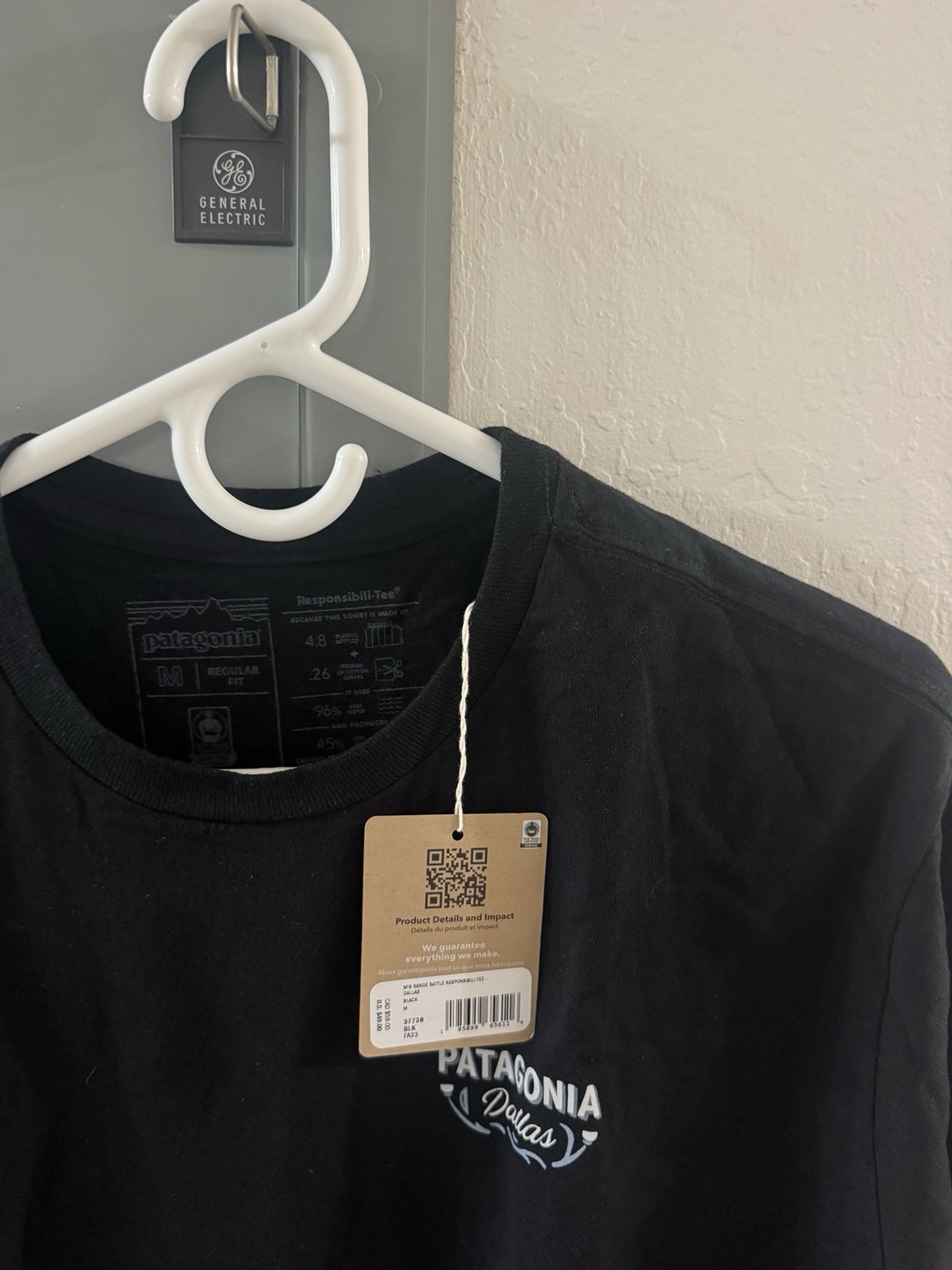 Patagonia Responsibili-Tee Dallas Wolf Graphic T-Shirt Black Men’s M 37728 BLK gallery