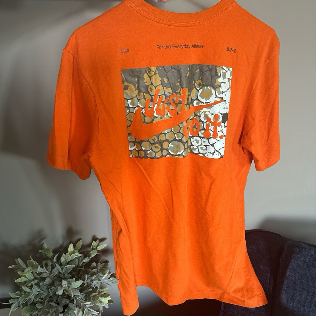 Nike Dri-FIT The Nike Tee Men's M Orange Graphic Logo Short Sleeve Crew gallery