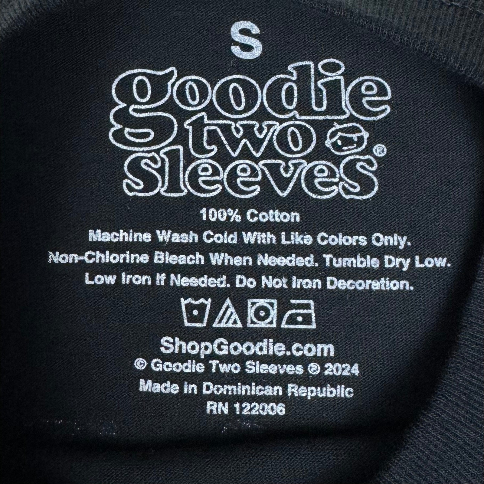 Goodie Two Sleeves Georgia Peach Graphic Tee Vintage Style Unisex Small Black gallery