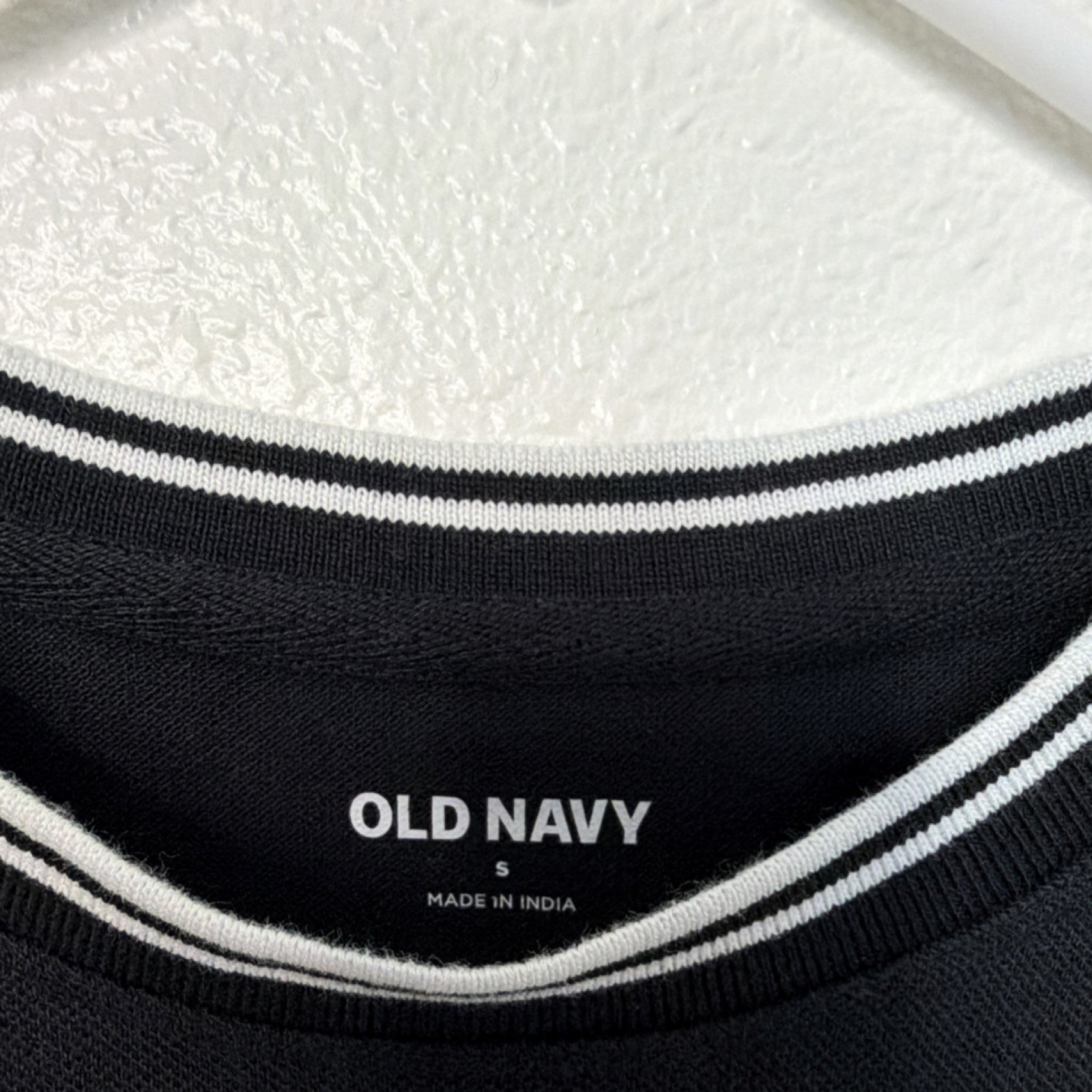 Old Navy Men’s Black Knit Short Sleeve Crew Neck T-Shirt S Contrasting Trim gallery