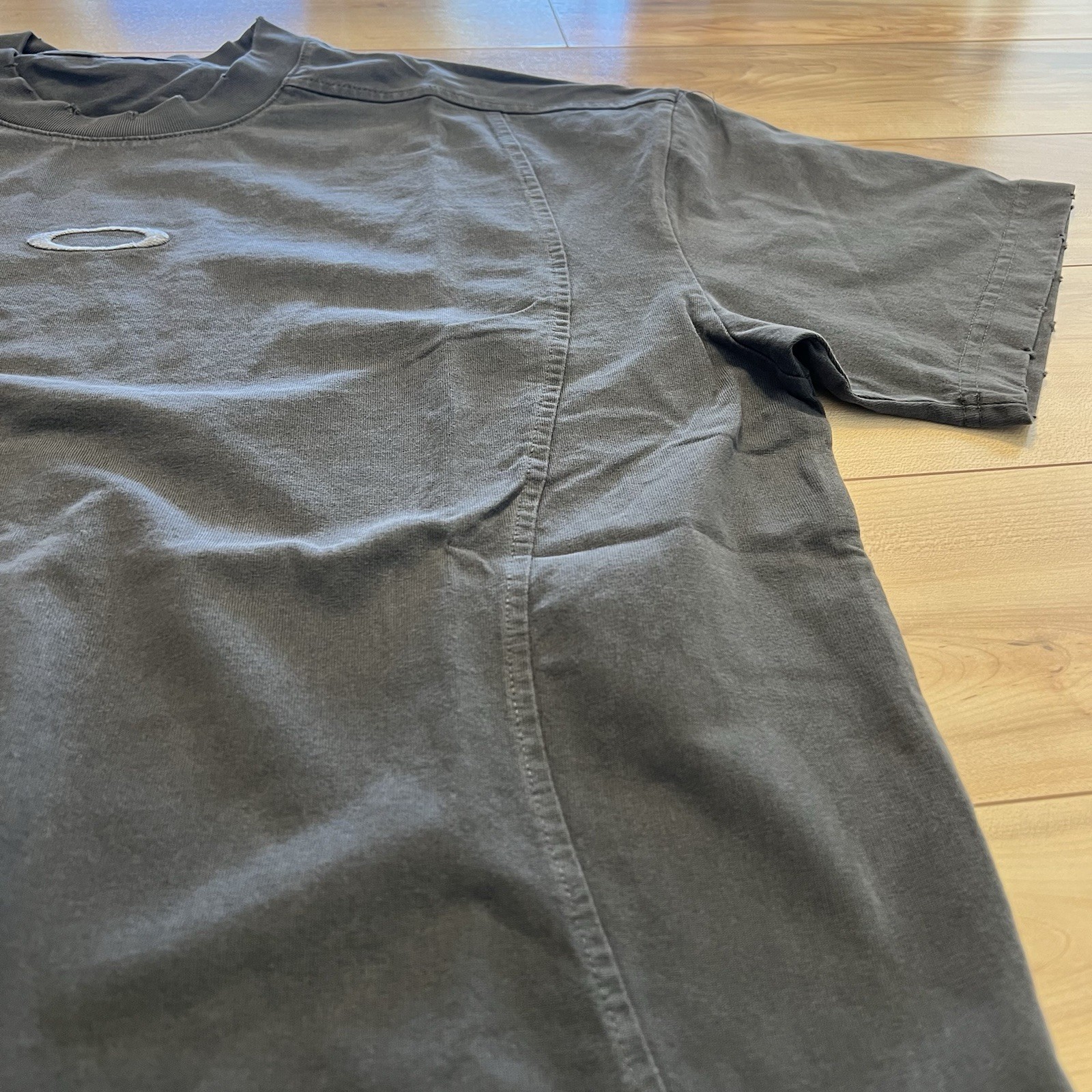 Oakley Men's Vintage T-Shirt Center Logo Graphic Size Medium gallery
